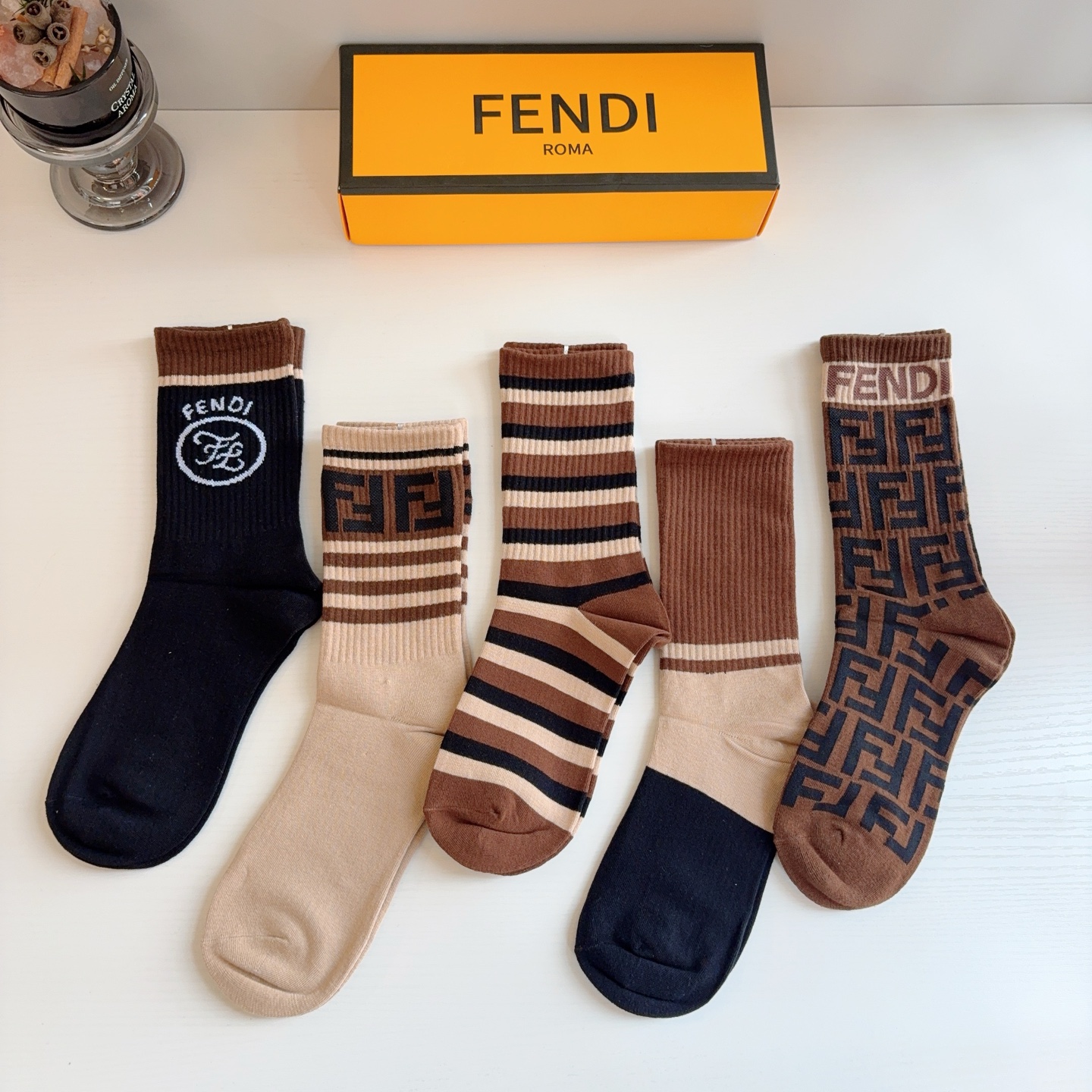 配包装【一盒5双】 FENDI芬迪～经典双F长筒袜子！