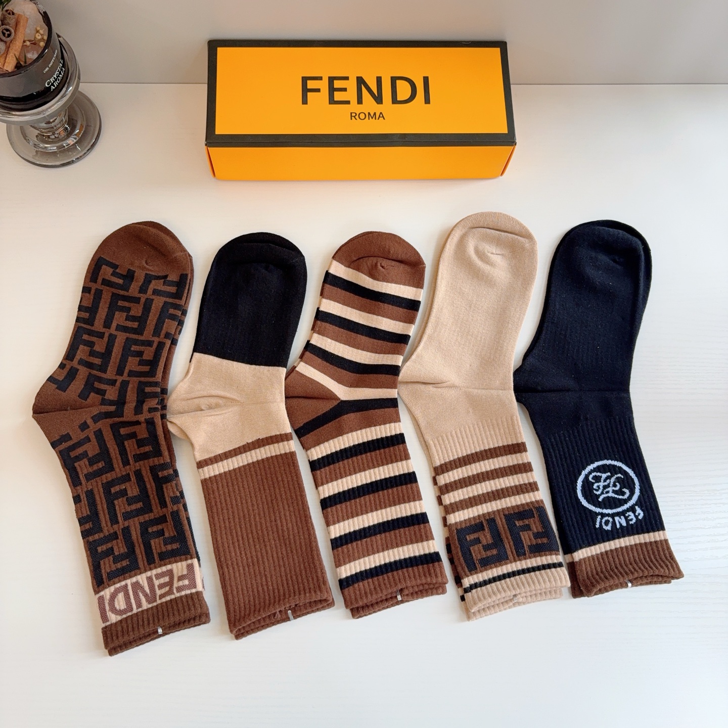 配包装【一盒5双】 FENDI芬迪～经典双F长筒袜子！