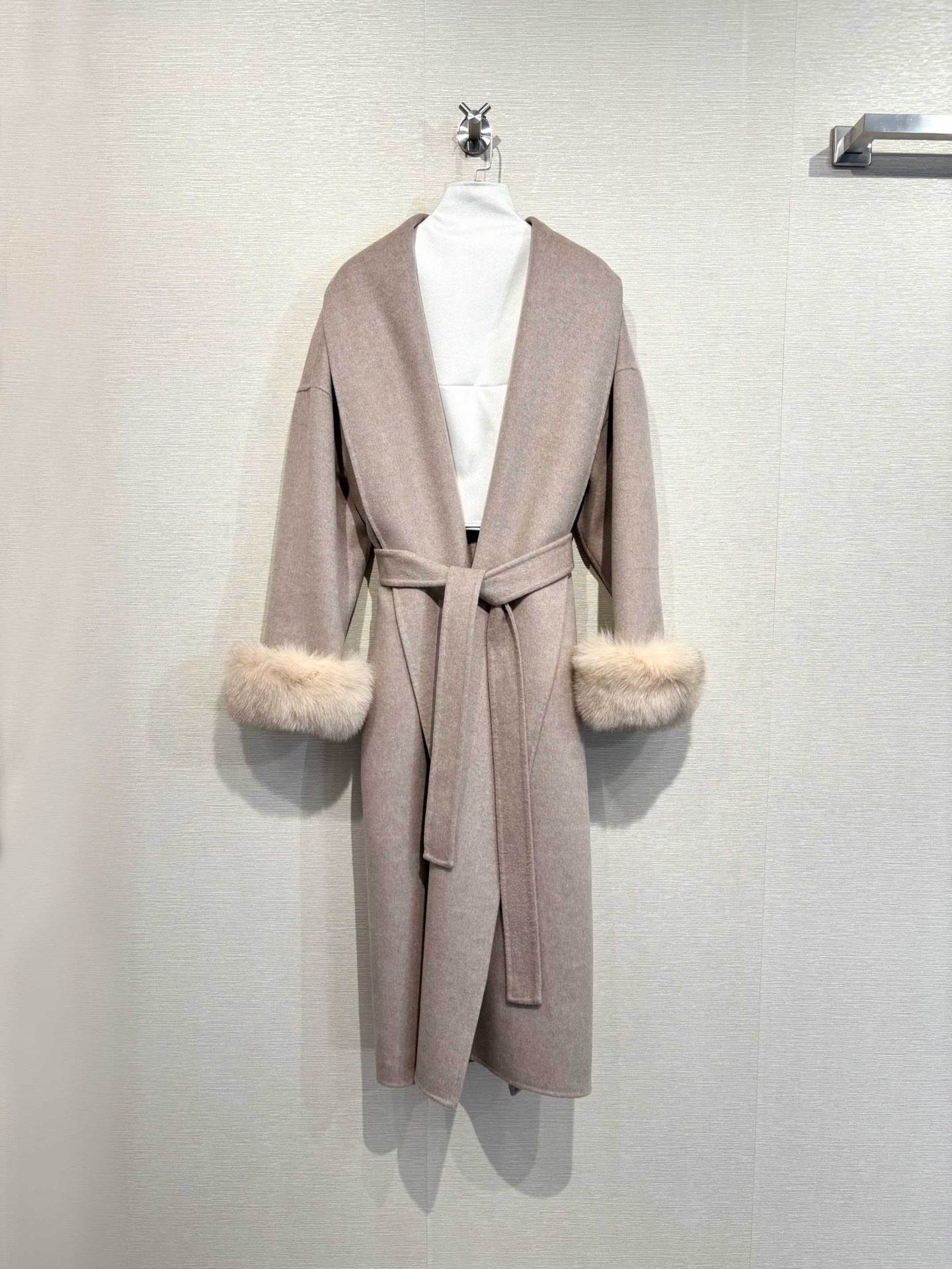 NO:637319,A double-sided wool coat with a sense of elegance. The cuffs are decorated with natural fox fur, adding an elegant touch. The fabric has a water ripple texture. Superfine sheep wool imported from Australia is selected. Soft and delicate, women's clothing, alexander wang19860909自带贵气感的双面羊毛大衣 袖口天然狐狸毛装饰 增添优雅气息 水波纹肌理的面料 甄选澳洲进口超细绵羊毛 柔软细腻,女装,alexander wang,Women's clothing