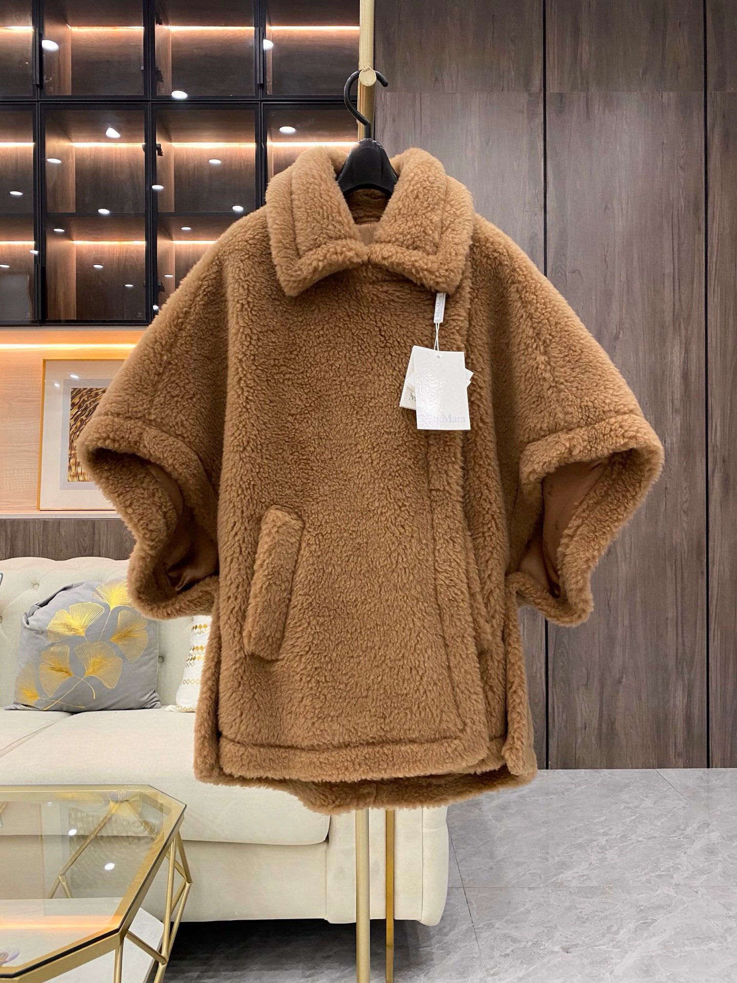 NO:637334,Max Mara Teddy Cape (Camel) 'Aren't you too cute to be chewed?' The new autumn and winter Teddy Cape is so cute that it is online. Cuteness and elegance coexist, fairy spirit and gentleness blend together. This must be your favorite perfect Teddy in autumn and winter. In this extraordinary world, the M family seems to be doing its best to constantly surprise people. The new cape has a new lapel design.  It is more delicate than the old style, and it is a version that can surround you 360 degrees while giving you a sense of security. Imported horn buckles, the whole cloak turns into a cute little blanket, vivid and graceful, cute, these words are not an exaggeration when it comes to the teddy cloak. Not all clothes are cute, but as long as you wear it, you are cute, Maxmara-clothing, blankets, alexander wang19860909Max mara 泰迪斗篷（驼色） “你是不是咬碎了的可爱” 秋冬新款 泰迪斗篷 可爱到上线 可爱与优雅并存,仙气和温柔相融 这一定是你在秋冬,最爱不释手的一件完美泰迪 在这个不平凡的,M家好像竭尽所能的 不停的在给人惊喜 新款斗篷全新翻领设计 比老款更加细腻,是可以在360环绕你的同时,给足你安全感的版型 进口牛角扣,整件斗篷活脱脱的化身成一件可爱的小毛毯,生动曼妙,楚楚可人,这几个词放在泰迪斗篷身上一点都不为过 不是所有衣服都很可爱,但是你只要穿上它,你就是可爱,麦丝玛拉-服装,blankets,alexander wang,Women's clothing