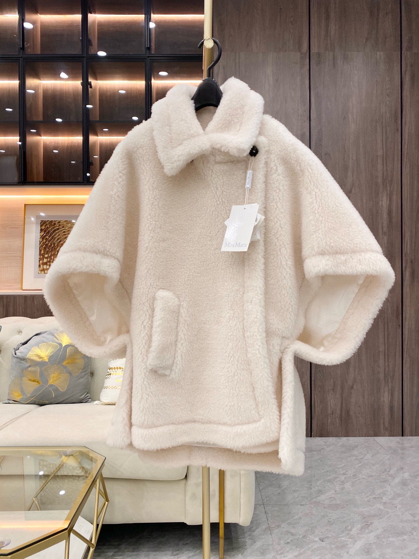 NO:637340,Max Mara Teddy Cape (Milk White) 'Aren't you bitten into pieces?' The new autumn and winter Teddy Cape is so cute that it is online. Cuteness and elegance coexist, fairy spirit and gentleness blend together. This must be your favorite perfect Teddy in autumn and winter. In this extraordinary world, the M family seems to be doing its best to constantly surprise people. The new cape has a new lapel design.  It is more delicate than the old style, and it is a version that can surround you 360 degrees while giving you a sense of security. Imported horn buckles, the whole cloak turns into a cute little blanket, vivid and graceful, cute, these words are not an exaggeration when it comes to the teddy cloak. Not all clothes are cute, but as long as you wear it, you are cute, Maxmara-clothing, blankets, alexander wang19860909Max mara 泰迪斗篷（奶白色） “你是不是咬碎了的可爱” 秋冬新款 泰迪斗篷 可爱到上线 可爱与优雅并存,仙气和温柔相融 这一定是你在秋冬,最爱不释手的一件完美泰迪 在这个不平凡的,M家好像竭尽所能的 不停的在给人惊喜 新款斗篷全新翻领设计 比老款更加细腻,是可以在360环绕你的同时,给足你安全感的版型 进口牛角扣,整件斗篷活脱脱的化身成一件可爱的小毛毯,生动曼妙,楚楚可人,这几个词放在泰迪斗篷身上一点都不为过 不是所有衣服都很可爱,但是你只要穿上它,你就是可爱,麦丝玛拉-服装,blankets,alexander wang,Women's clothing