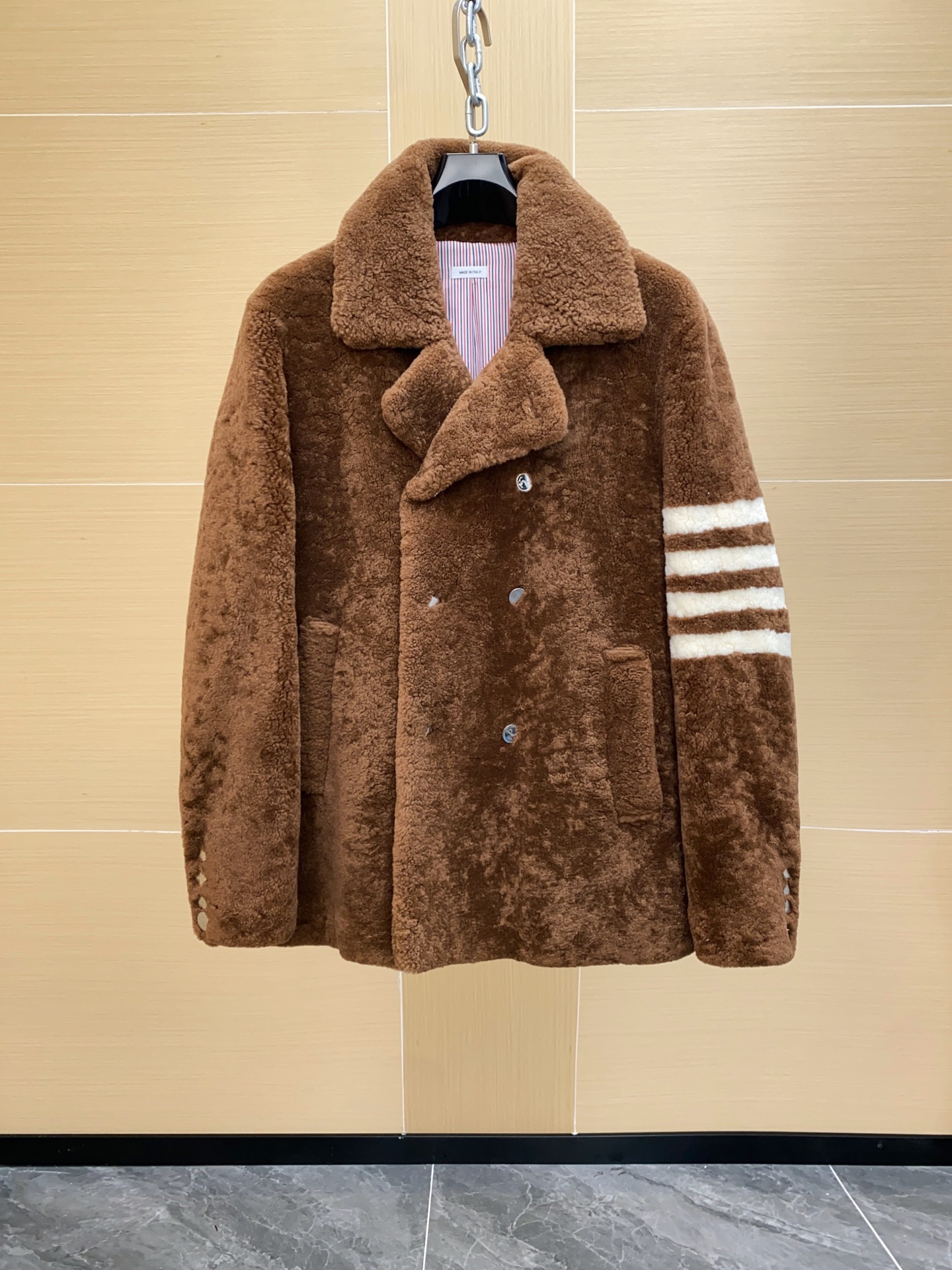 NO:702564,The new Thom Browne final hot style is made of fur, made of merino sheep fur, and has a mid-length version!  The suit collar is matched with a loose and large fit. It is suitable for both boys and girls. The texture is thick and warm, and the fur surface is very comfortable. TB's consistent style is fashionable and simple. This fur-integrated one is not only fashionable but also very warm!  This year’s cold winter cannot be without such a nice and warm fur coat, Thom Browne-clothing,thom browne,business suit,sheepskin,19860909上新Thom Browne 压轴爆款 皮毛一体  材质美丽奴羊皮毛一体 版型中长款！西装领搭配宽松大版型 男女生穿都OK 质感厚实保暖 毛面非常舒适 TB一贯风格便是时尚简约 这款皮毛一体 时尚之余还非常保暖！今年的冷冬不能少了这样好看又保暖的皮毛大衣,汤姆布朗-服装,thom browne,business suit,sheepskin,,Women's clothing