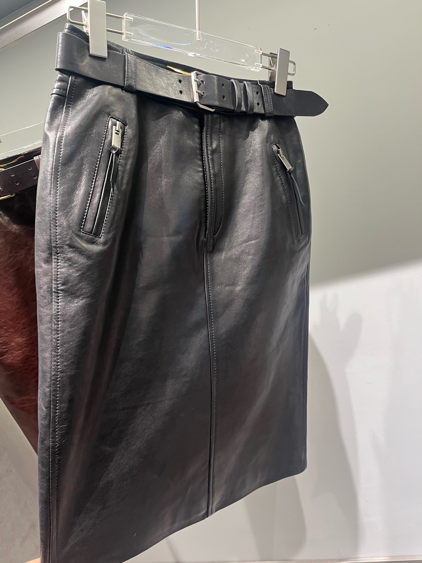 NO:785854,Saint Laurent oil-waxed sheepskin skirt, light and soft, not heavy leather, very comfortable. The belt has oiled edges and is very exquisite. Original Saint Laurent lining, Saint Laurent-clothing, saint laurent, skirts, sheepskin,19860909圣罗兰油蜡羊皮裙,轻薄柔软不是厚重的皮料,很舒服.腰带做了油边工艺很精致,原版圣罗兰里布,圣罗兰-服装,saint laurent,skirts,sheepskin,,Women's clothing