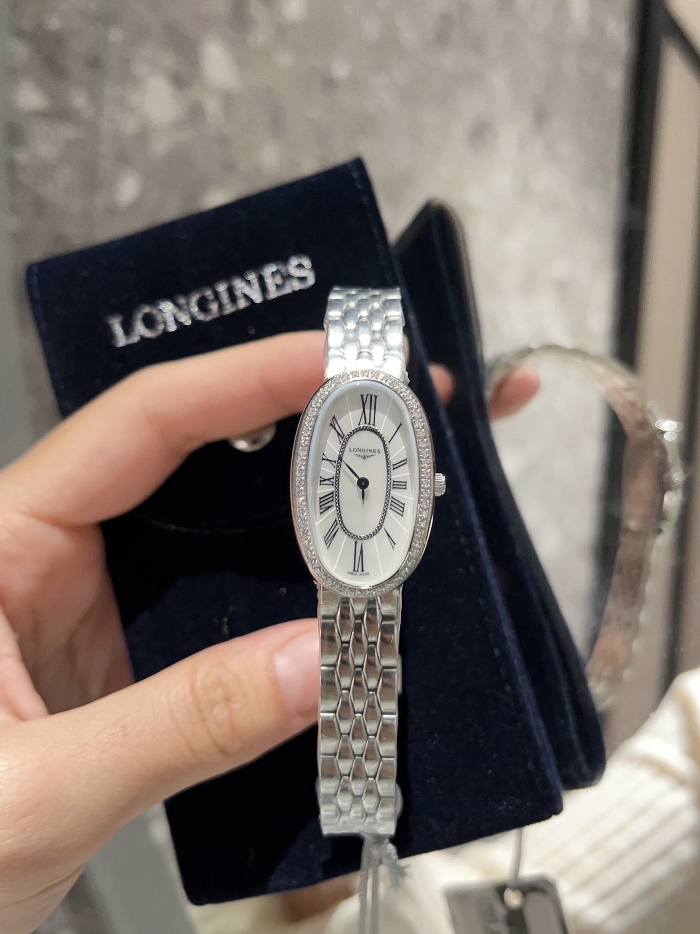 NO:946306,Longines Valse Mini model with diamond ring. I have always wanted to buy a very small and exquisite watch. It is here (size is 18x25). In 2018, the famous Swiss watch manufacturer Longines launched a new series of watches (Longines Symphonette), which interprets the elegant beauty cherished by the brand from a modern perspective. The oval case with unique and graceful lines, the exquisite and elegant bracelet, and the exquisite dial with various styles.  The combination of the three is as sweet and moving as a perfect chord. The life of an elegant woman is like an eternal and beautiful performance. The Longines Waltz series watch is the perfect accessory for them on the stage of life.,,longines19860909钻圈浪琴 圆舞曲Mini款 一直想买的一款极小极精致的手表 它来啦(尺寸是18x25哟) 年瑞士著名钟表制造商浪琴表推出全新圆舞曲系列腕表(Longines Symphonette),以现代视角诠释品牌珍视的优雅美感.线条独特优美的椭圆形表壳 精致优雅的表链 款式多变的精妙表盘 三者间的结合犹如完美和弦般悦耳动人.优雅女性的人生 如同一场永恒而美丽的演出.而浪琴表圆舞曲系列腕表就是她们在人生舞台上的完美配饰.,,longines,Watch