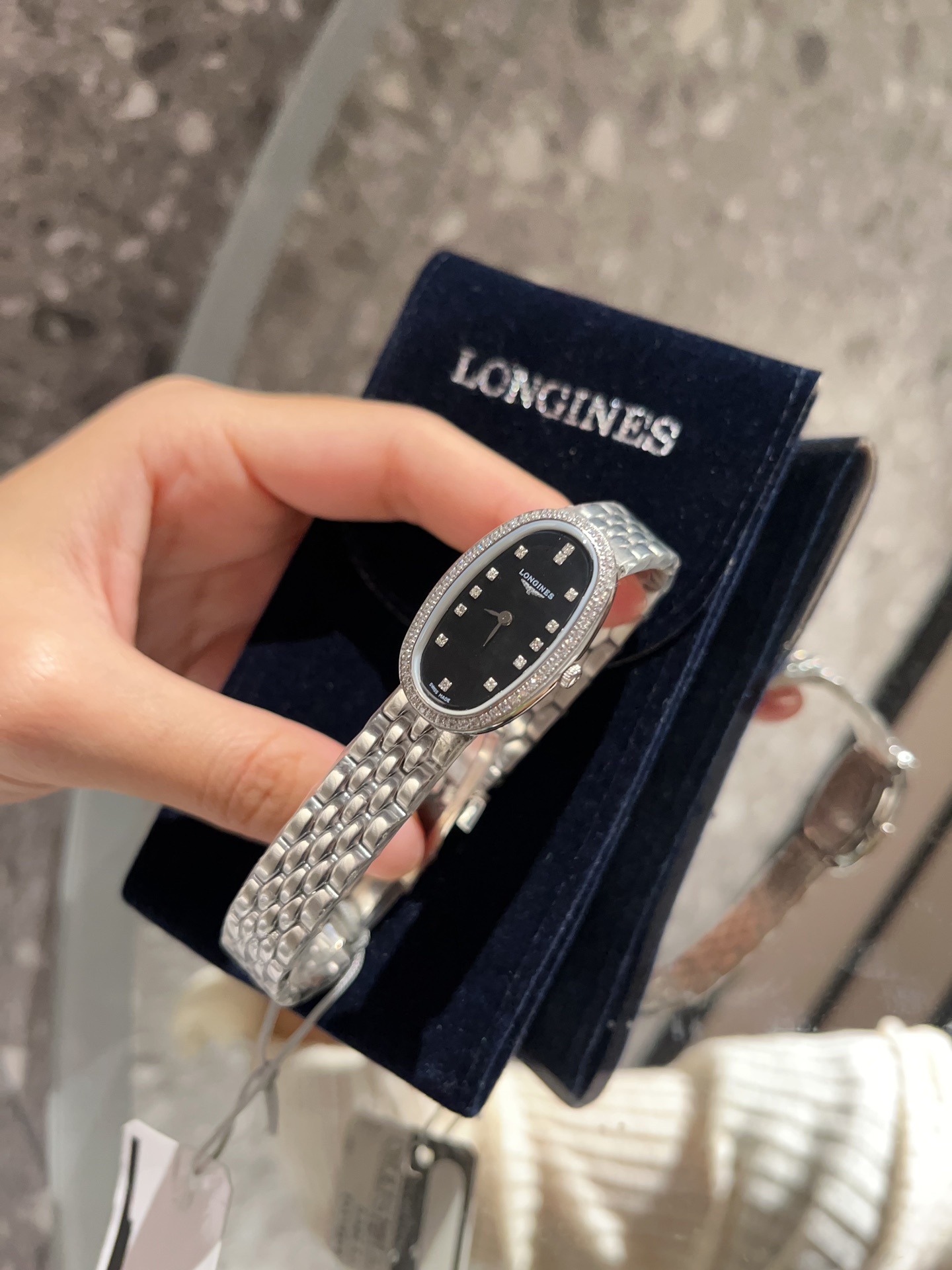 NO:946314,Diamond ring Longines Valse Mini. I have always wanted to buy a very small and exquisite watch. It is here (size is 18x25). In 2018, the famous Swiss watch manufacturer Longines launched a new series of watches (Longines Symphonette), which interprets the elegant beauty cherished by the brand from a modern perspective. The oval case with unique and graceful lines, the exquisite and elegant bracelet, and the exquisite dial with various styles.  The combination of the three is as sweet and moving as a perfect chord. The life of an elegant woman is like an eternal and beautiful performance. The Longines Waltz series watch is the perfect accessory for them on the stage of life.,,longines19860909钻圈 浪琴 圆舞曲Mini款 一直想买的一款极小极精致的手表 它来啦(尺寸是18x25哟) 年瑞士著名钟表制造商浪琴表推出全新圆舞曲系列腕表(Longines Symphonette),以现代视角诠释品牌珍视的优雅美感.线条独特优美的椭圆形表壳 精致优雅的表链 款式多变的精妙表盘 三者间的结合犹如完美和弦般悦耳动人.优雅女性的人生 如同一场永恒而美丽的演出.而浪琴表圆舞曲系列腕表就是她们在人生舞台上的完美配饰.,,longines,Watch