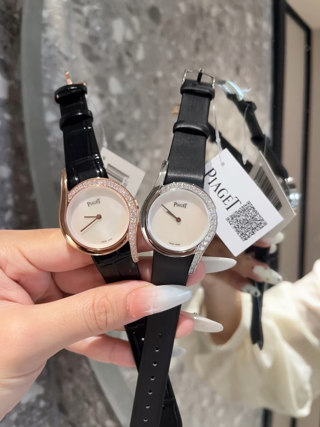 Piaget Dameshorloge met Diamanten Bezel en Zwarte Leren Band