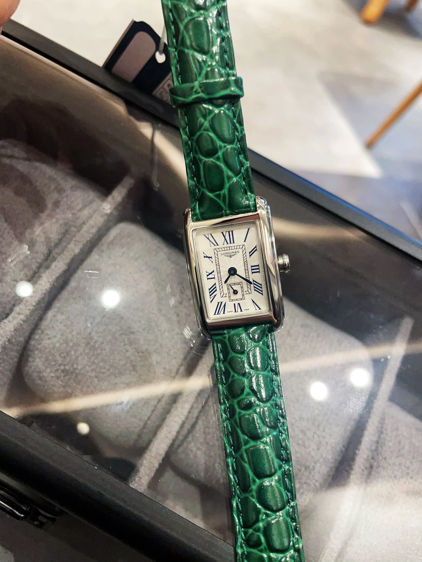 Caixa Longines DolceVita em aço inoxidável, moldura de diamante, mostrador prateado, pulseira de couro preta com padrão de crocodilo 23 mm Quartzo feminino