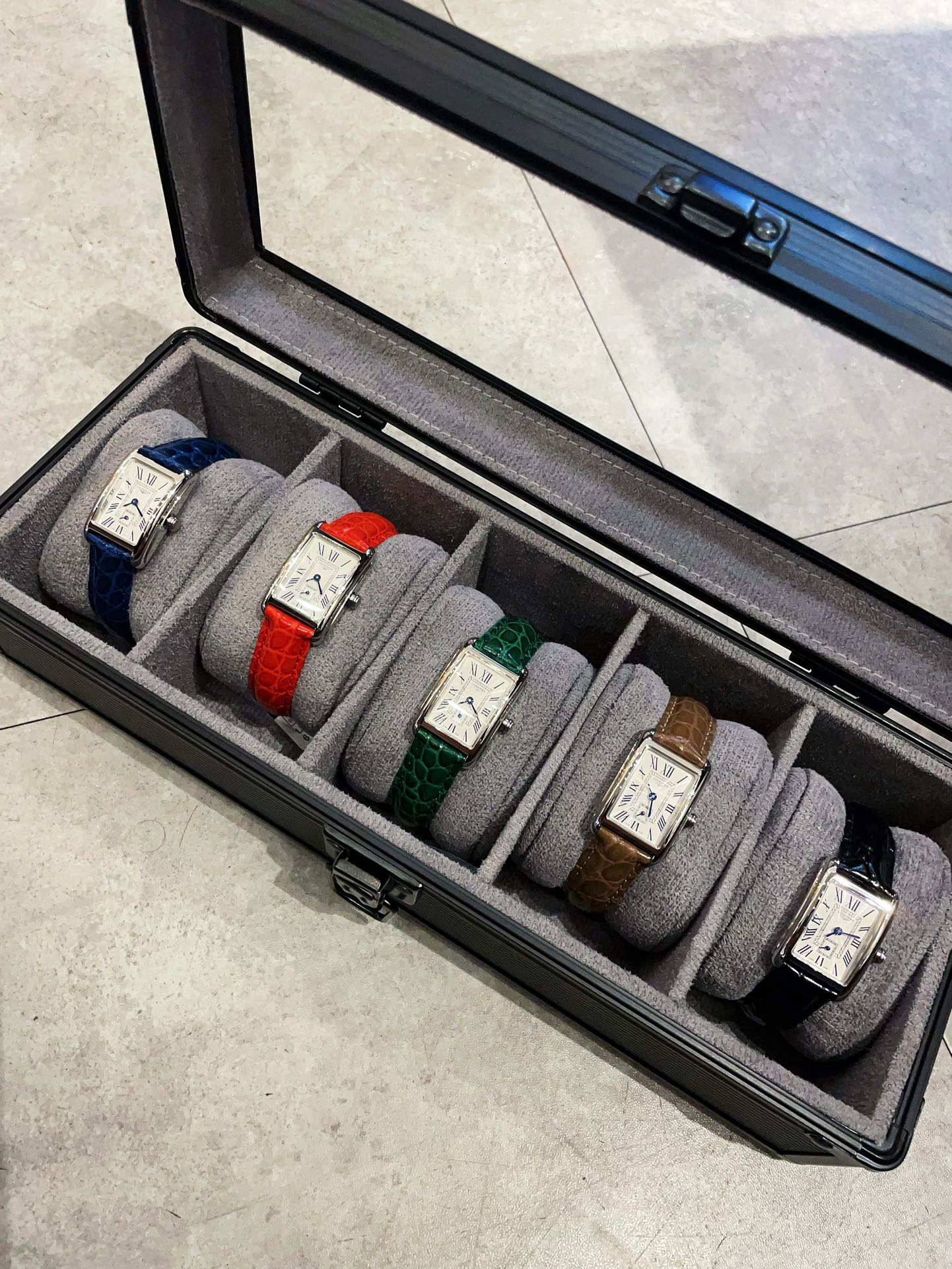 Caixa Longines DolceVita em aço inoxidável, moldura de diamante, mostrador prateado, pulseira de couro preta com padrão de crocodilo 23 mm Quartzo feminino