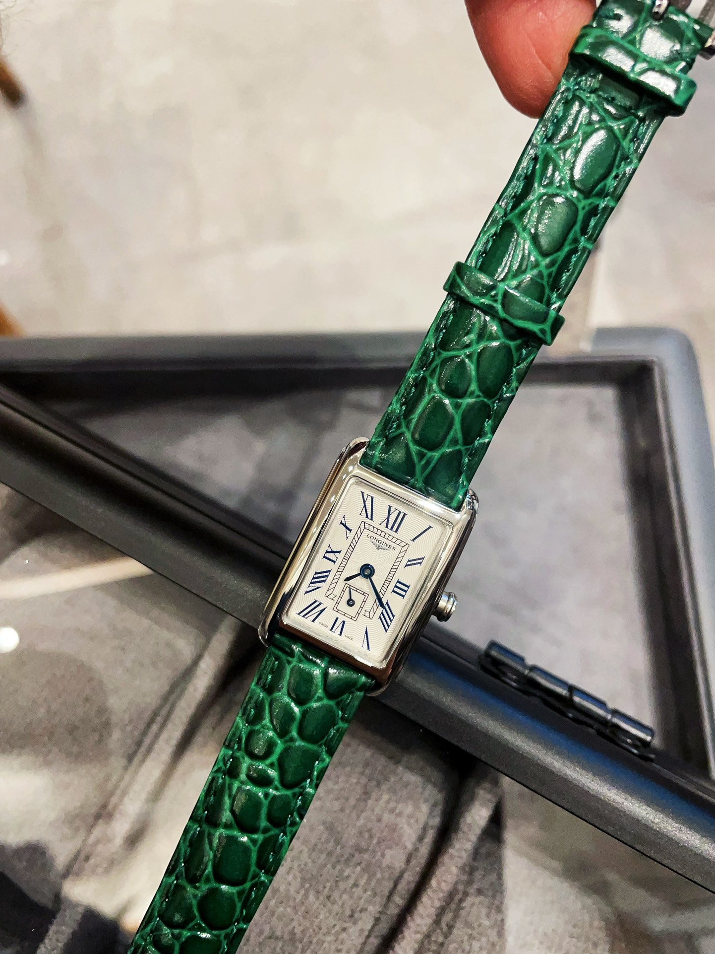 Caixa Longines DolceVita em aço inoxidável, moldura de diamante, mostrador prateado, pulseira de couro preta com padrão de crocodilo 23 mm Quartzo feminino