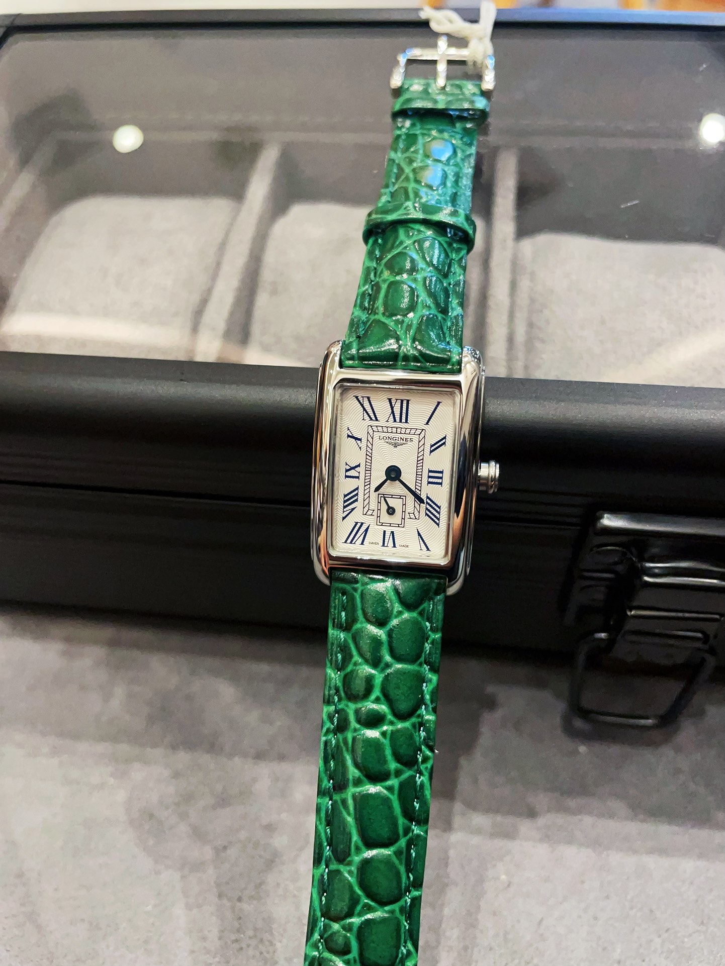 Caixa Longines DolceVita em aço inoxidável, moldura de diamante, mostrador prateado, pulseira de couro preta com padrão de crocodilo 23 mm Quartzo feminino