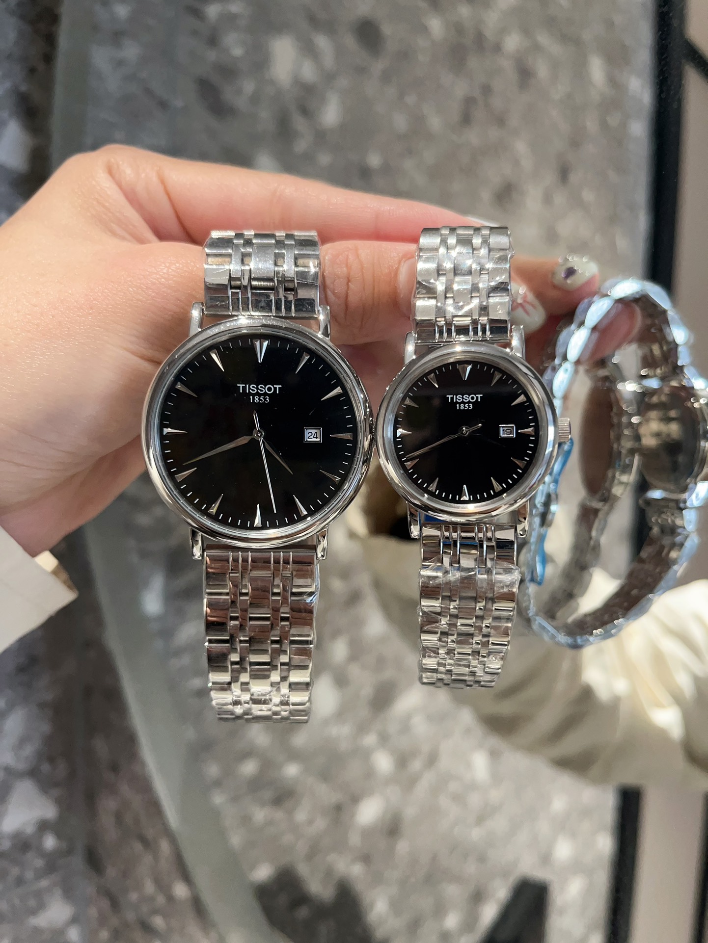 Tissot Couple Watch: White Steel Belt, Stone Core, 316L Steel, 40mm Men’s & 30mm Women’s. - 图片 5