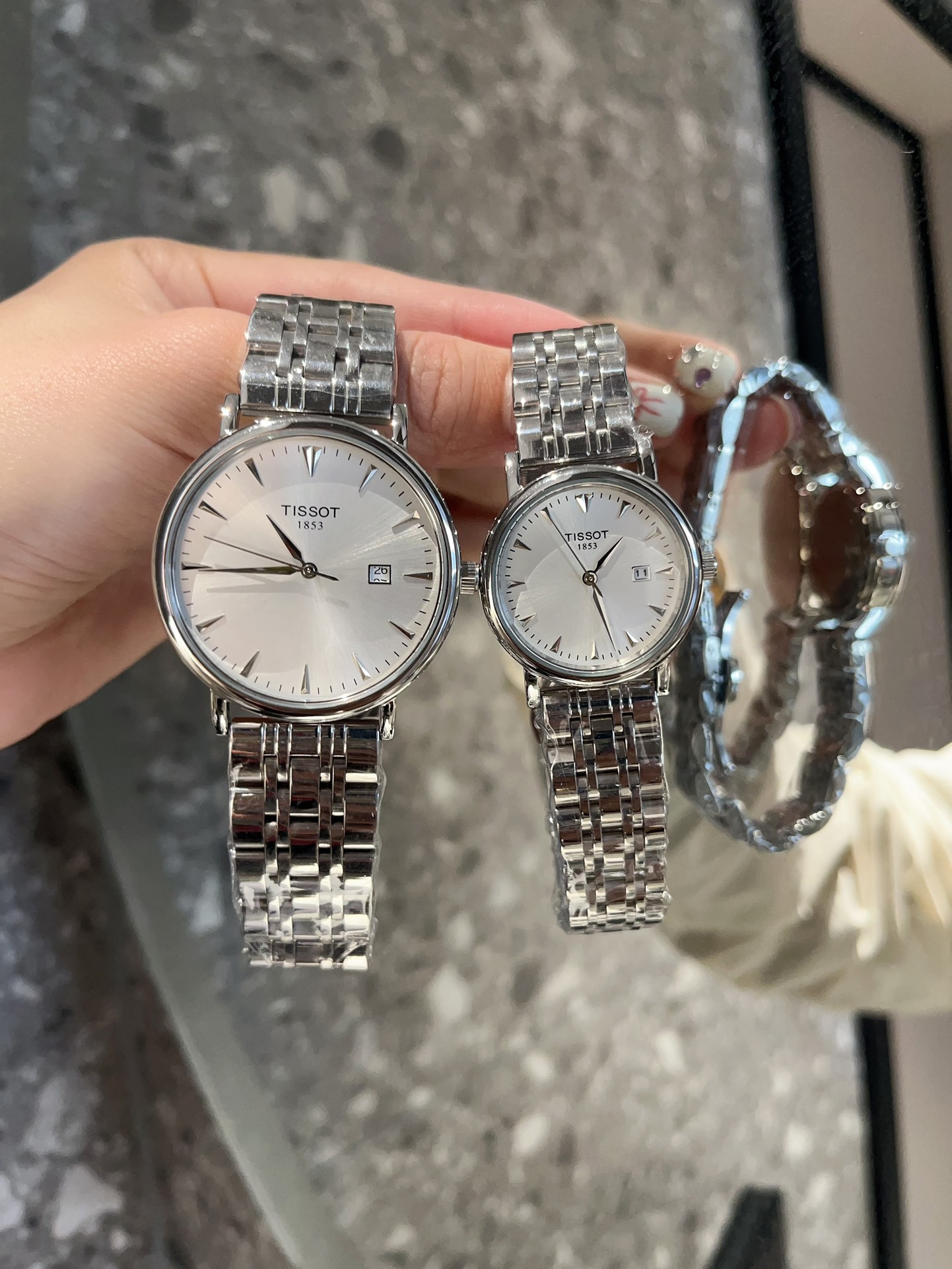 Tissot Couple Watch: White Steel Belt, Stone Core, 316L Steel, 40mm Men’s & 30mm Women’s. - 图片 3