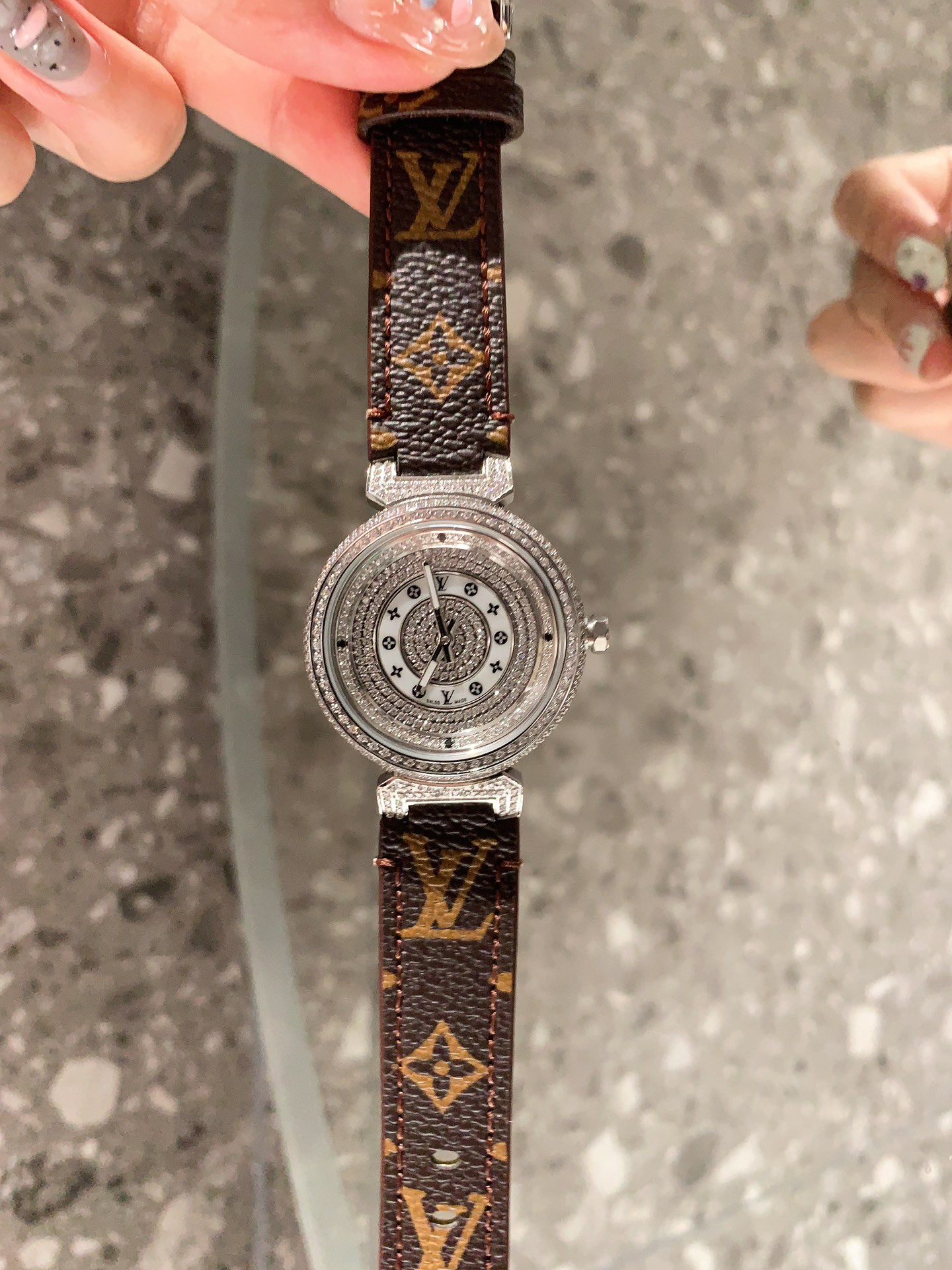 💰550
🌟Lv珠宝腕表
LV 专柜 Tambour slim monogran女士限量款满钻珠宝腕表🏅一个市面几乎看不到的高端珠宝腕表，表壳、表扣共镶嵌788颗超闪锆钻💎手工爪镶不掉钻。搭载瑞士石英机芯。淡雅从容，高贵大气，LV独有的标志化繁为简，反而带出了丝丝清丽，互相映衬着迷人的质感。经典百搭LV老花表带非常显白，上手绝对奢华精致好看，不挑人。钢带手表戴久了，可以换一些这种皮带的，显年轻时尚，适配多种风格搭配。

✅表壳：316L精钢
✅表壳尺寸：36mm
✅镜面：蓝宝石玻璃镜面
✅机芯：瑞士石英机芯，走时精准
✅表带：意大利进口LV专用皮