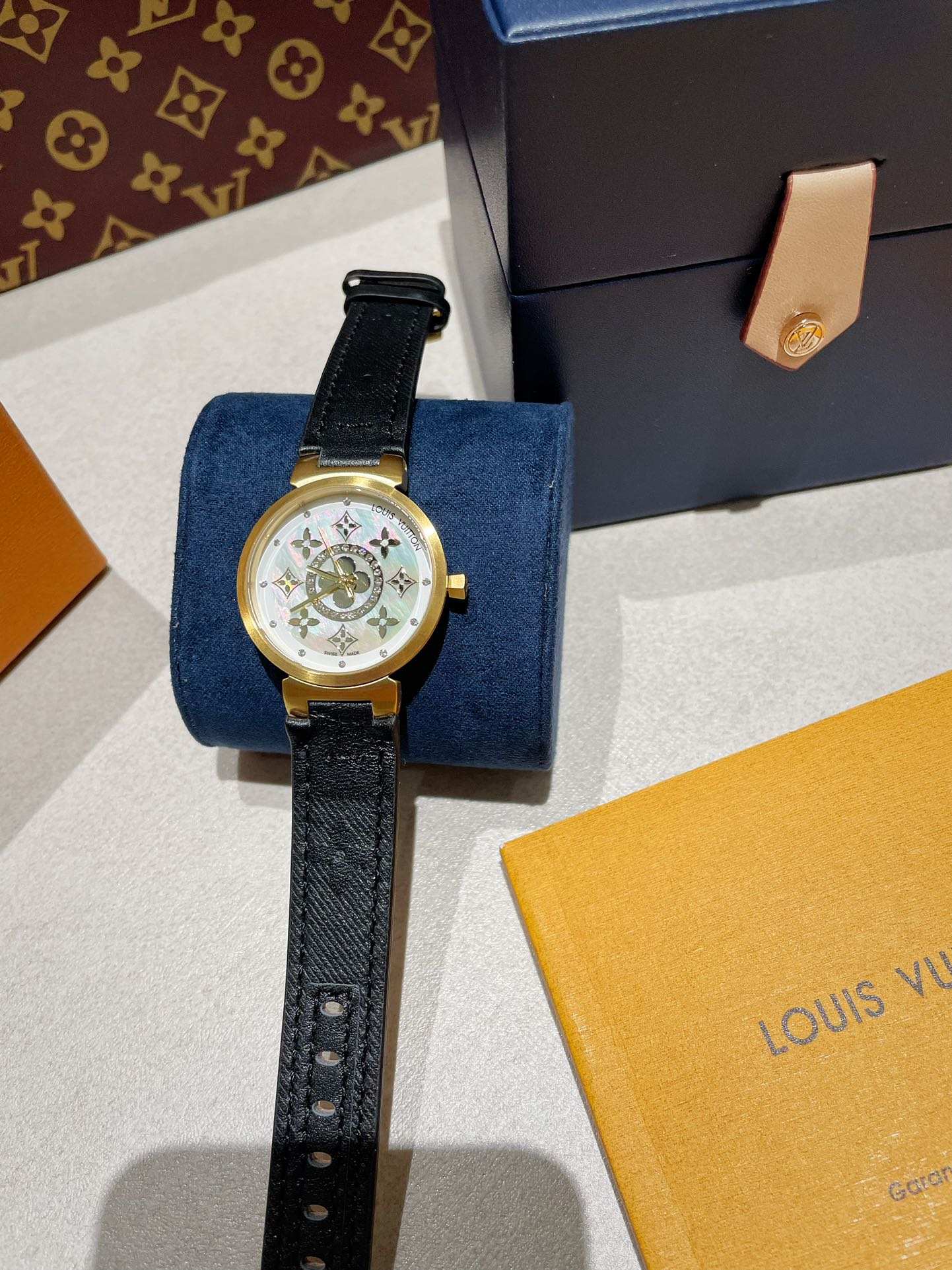 💰350钻➕30 LV超神之作，LV——TAMBOUR SLIM全系列陆续空降市场！致敬原厂 完成使命！【三大超级亮点】腕表尺寸34mm1.表盘的填油细腻，印刷立体，刻度镶嵌工整，个个精品无瑕。2.蓝宝水晶通透感极佳，与壳体衔接完美。3.表壳打磨呈现瑞士一线品牌高级质感。【两大必买理由】1.表带采用ECCO Leather皮料供应商——手工缝制！还原正品按键式快拆设计，方便快捷。2.2020年最具性价比腕表——采用日本石英机芯，做工翻倍无返修，不但是送礼佳品，更是自留