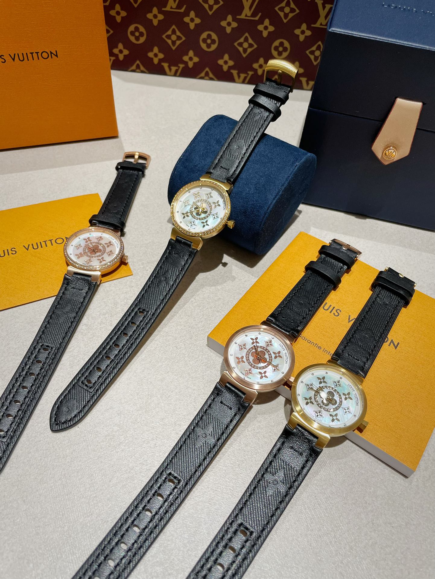 Caixa Louis Vuitton Tambour Slim em tom dourado, moldura / mostrador com monograma, pulseira de couro preta 34 mm Quartzo feminino