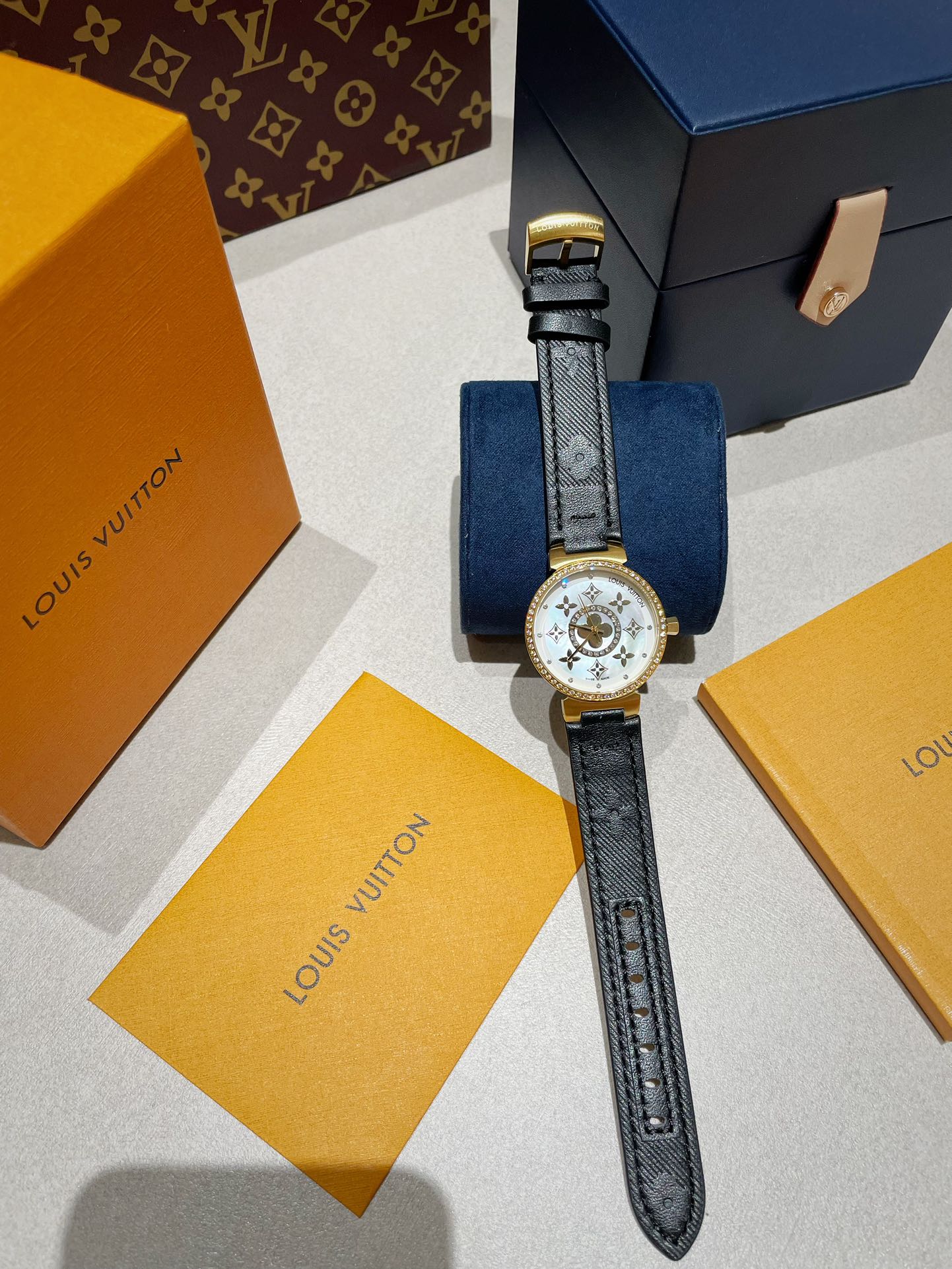 💰350钻➕30 LV超神之作，LV——TAMBOUR SLIM全系列陆续空降市场！致敬原厂 完成使命！【三大超级亮点】腕表尺寸34mm1.表盘的填油细腻，印刷立体，刻度镶嵌工整，个个精品无瑕。2.蓝宝水晶通透感极佳，与壳体衔接完美。3.表壳打磨呈现瑞士一线品牌高级质感。【两大必买理由】1.表带采用ECCO Leather皮料供应商——手工缝制！还原正品按键式快拆设计，方便快捷。2.2020年最具性价比腕表——采用日本石英机芯，做工翻倍无返修，不但是送礼佳品，更是自留