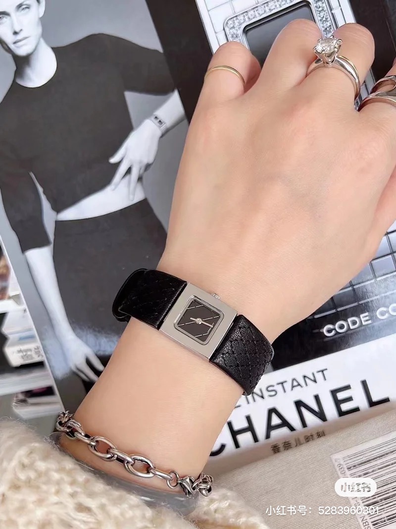 NO:393649,White, gold, diamond ring VintageChanel garland diamond small square watch [gift] Super small fragrance element garland diamond strap, the inner and strap of the dial are classic garland diamond elements, the leather is delicate and high-end, the whole watch is simple, gentle and high-end. The effect is very good, simple and easy to match., chanel, chanel19860909白 金 钻圈 VintageChanel 香奈儿格菱纹小方表[礼物]超级小香元素的格菱纹表带,表盘内里及表带都是经典格菱纹元素 ,皮质细腻高级 整支表简约温柔高级感十足 .上手效果非常好 、简单易搭配.,,chanel,chanel,Watch