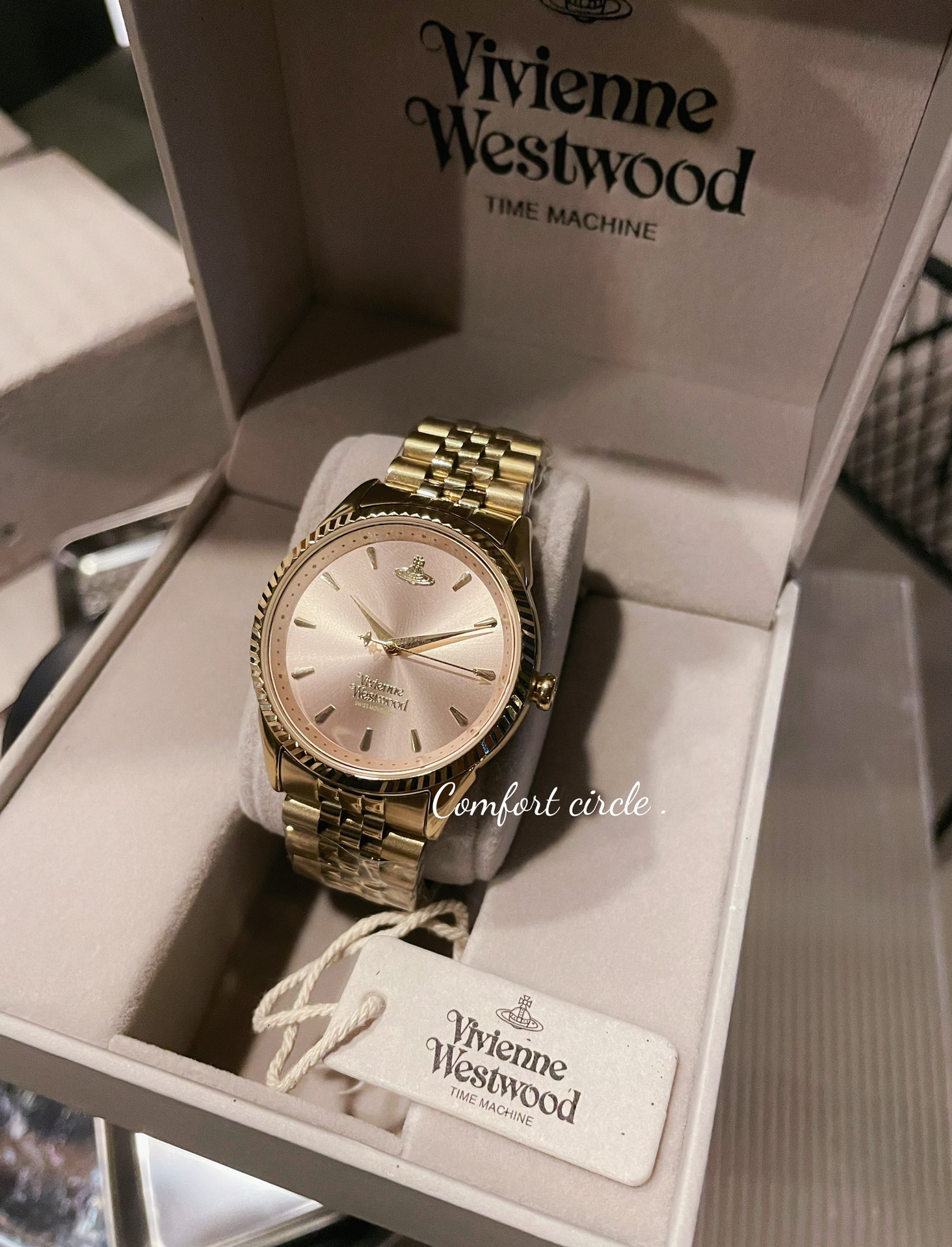 VivienneWestwood薇薇安西太后腕表 38m玫瑰金表盘防水石英机芯 女士腕表 玫瑰金表盘,格点纹理设计搭配银色玫瑰金时标,简约高级,秒针黑色与橙色搭配,清晰更显眼.表圈褶皱纹理雕刻,设计感十足.杏色皮革表带佩戴更舒适精致.底盖镶刻Vivienne Westwood标志.
