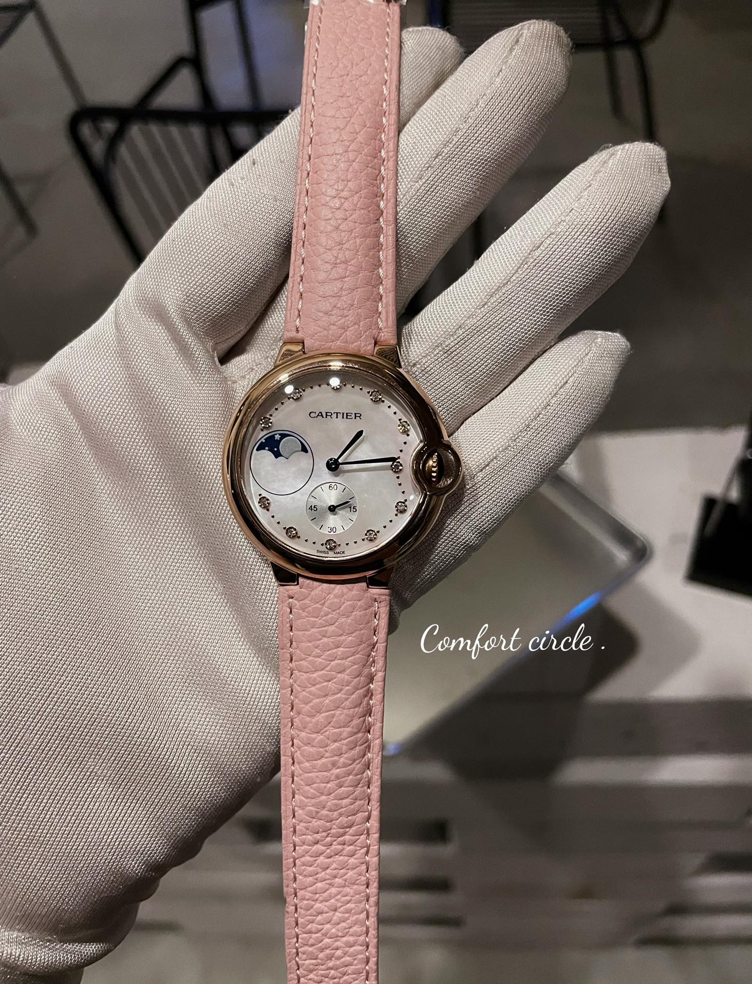 💰310钻➕30
卡地亚/36mm 鱼眼玻璃 磨砂扣
匠心之作卡地亚蓝气球,精致36mm石英腕表,传统三针设计 星空运转 时间流淌 特殊工艺镶钻,个性 完美 搭配鱼眼玻璃运用瑞士原装瑞士石英机芯 走时精准 进口高光牛皮带 原装折叠扣 认准高品质全套包装出佩戴保修卡吊牌。