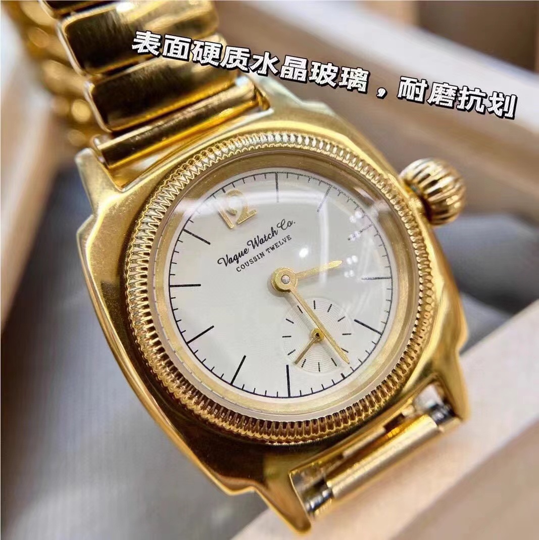 Vague watch 纯原品质

—————日本小众复古小金表，非常有气质的一款平民手表，古朴简单不会撞款，颇有古董表的味道。弹性表链设计，佩戴非常方便，平常作为简单配饰也很不错，男女同款，全套木盒包装‼️
表盘尺寸：28mm，厚度：8mm。
表带宽度：14mm，
机芯：日本Miyota石英机芯，
表带：可拆卸不锈钢伸缩弹力钢带
表面：硬质矿物玻璃。
