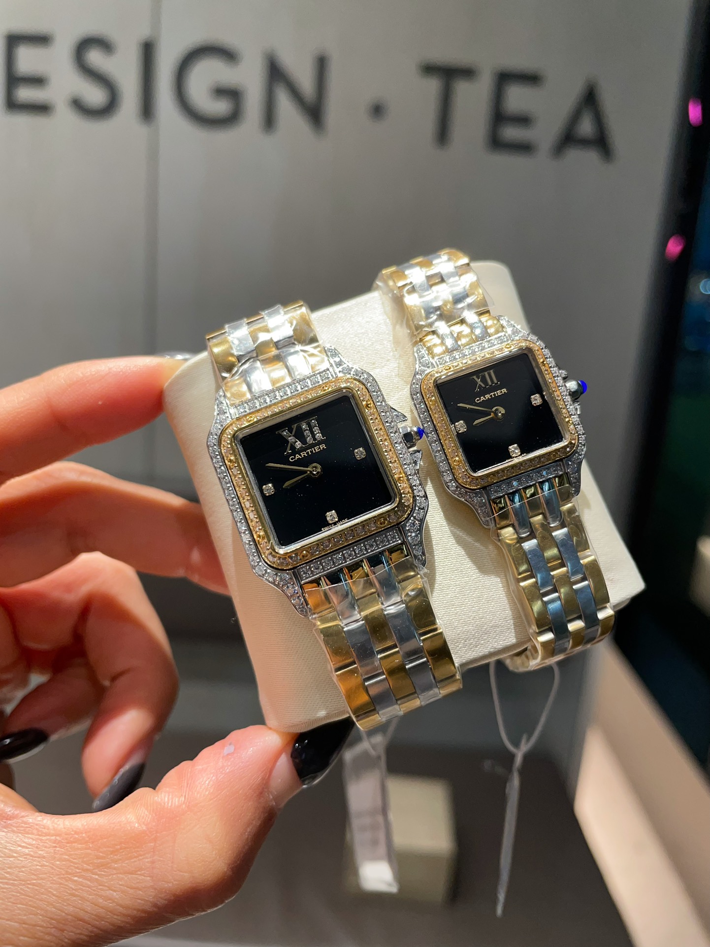 定制版猎豹  卡地亚-Cartier全新升级版卡地亚猎豹Panthère de Cartier 卡地亚猎豹系列以精致灵动的造型 摩登现代的风格 诠释自信优雅它线条流畅 魅惑动人 服帖于腕间 宛若在肌肤上翩翩起舞 独特的造型彰显魅力 致力打造出与正品无异的精美流线表耳 与表壳一体成型 搭载进口石英机芯 精钢壳套 镀银表盘 剑形蓝钢指针 尺寸27x 37mm厚度：6mm