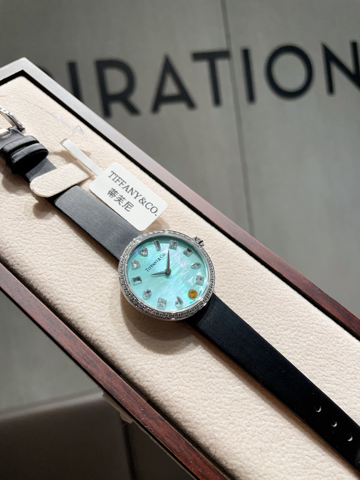 NO:156939,Bai.mei Today I will share with you a newest luxury brand Tiffany from the United States. Exclusive box shipment. Now I will get a set of nylon cowhide straps when I place an order. The quantity is limited. First order first serve!  [Gift]~~ The unique design of this watch reminds us to live in the present, love life, and enjoy every minute of time [Celebration] It is not only a timer tool, but also a symbol of fashion and taste. [Fireworks][Fireworks][Fireworks] The dial design of this watch is inspired by a series of Tiffany retro advertisements in the 1960s and 1970s. Each time mark is inlaid with a diamond with different cutting methods. The round painted dial is decorated with 12 diamonds. It has all exquisite cut shapes at a time. The luxurious watch watch with all exquisite cut shapes. High-strength sapphire glass mirror. Paired with the new MIYOTA movement. The round case size is 32mm, and the ultra-thin case thickness is 7mm. The best time the best you [Love] For friend For lover Send friends Send lovers  Different cut diamonds represent care for her in all aspects [Love] For myself Send yourself Every period represents a new beginning Love yourself and love others If you are also looking for a watch that is both practical and fashionable, you might as well consider Tiffany & Co.!  Let us become the controller of time together and taste the beauty of life, tiffany, cowhide19860909白.玫 今日给大家分享一款来自美国奢华品牌Tiffany蒂芙尼最新 独家配盒出货 现在下单即送尼龙牛皮表带一套,数量有限,先下单先得！[礼物]~~ 这一款腕表的独具特色设计提醒着我们活在当下 热爱生活 享受时间的每一分钟的美好[庆祝]它不仅仅是一款计时工具,更是时尚与品味的象征.[烟花][烟花][烟花] 这款腕表的表盘设计灵感源自20世纪六七十年代的一系列蒂芙尼复古广告,每个时标分别镶嵌一颗采用不同切割方式的钻石,圆形漆层表盘点缀有12颗钻石,一次拥有所有精美切割形状的女士奢华手表 高强度蓝宝石玻璃镜面 搭配全新MIYOTA机芯 圆形表壳尺寸32mm, 超薄的表壳厚度7mm The best time the best you [爱心] For friend For lover 送朋友 送爱人 不同切割的钻石,各代表着对她方方面面的关爱 [爱心]For myself 送自己 每一个时段代表着新的开始爱自己亦爱他人如果你也在寻找一款既实用又时尚的腕表,不妨考虑一下Tiffany＆Co.吧！让我们一起成为时间的掌控者,品味生活的美好,,tiffany,cowhide,Watch