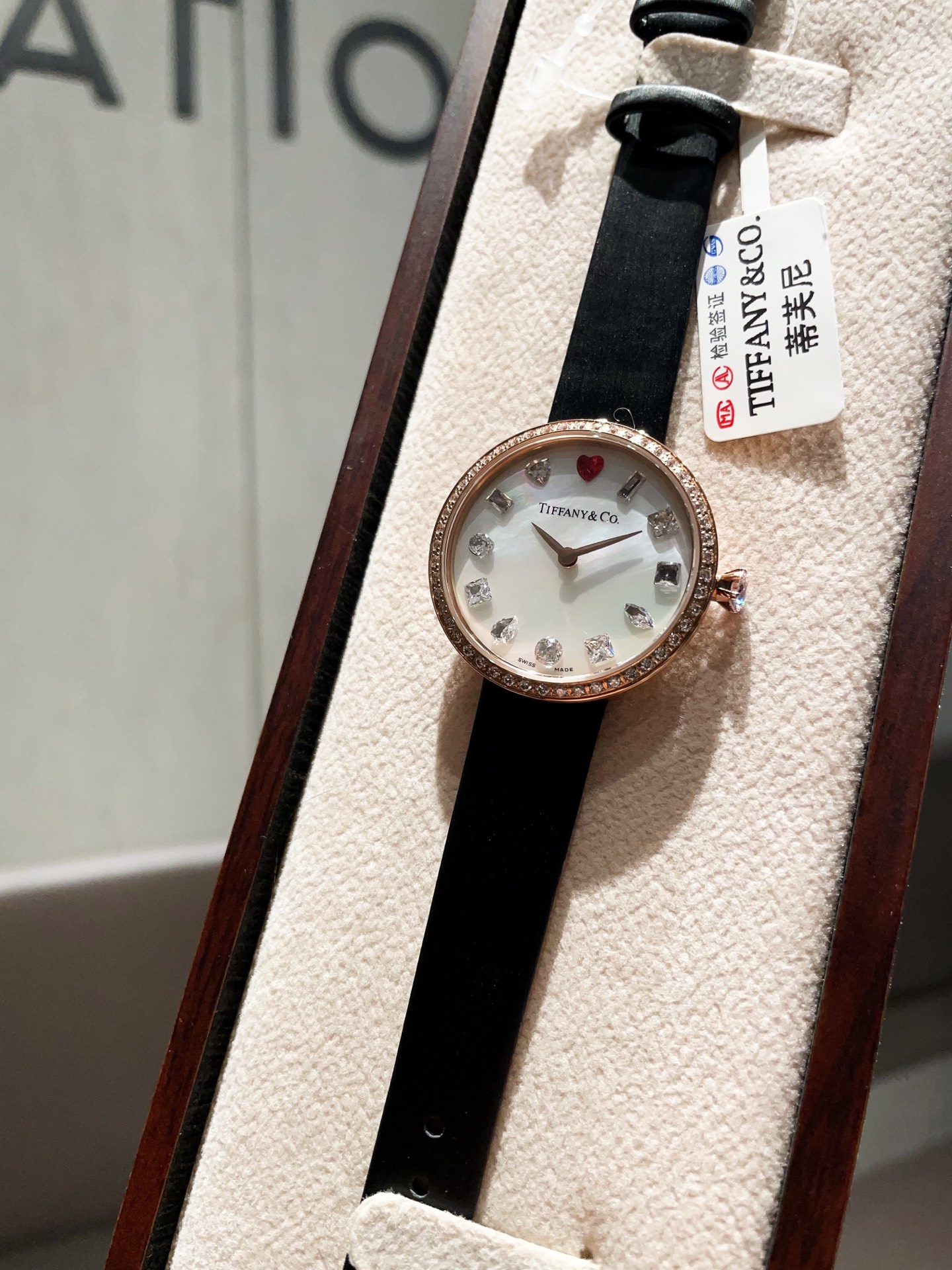 NO:156942,Bai Mei will share with you the latest luxury brand Tiffany from the United States. Exclusive box shipment. Now you will get a set of nylon cowhide straps when you place an order. The quantity is limited. First order first serve!  [Gift]~~ The unique design of this watch reminds us to live in the present, love life, and enjoy every minute of time [Celebration] It is not only a timer tool, but also a symbol of fashion and taste. [Fireworks][Fireworks][Fireworks] The dial design of this watch is inspired by a series of Tiffany retro advertisements in the 1960s and 1970s. Each time mark is inlaid with a diamond with different cutting methods. The round painted dial is decorated with 12 diamonds. It has all exquisite cut shapes at a time. The luxurious watch watch with all exquisite cut shapes. High-strength sapphire glass mirror. Paired with the new MIYOTA movement. The round case size is 32mm, and the ultra-thin case thickness is 7mm. The best time the best you [Love] For friend For lover Send friends Send lovers  Different cut diamonds represent care for her in all aspects [Love] For myself Send yourself Every period represents a new beginning Love yourself and love others If you are also looking for a watch that is both practical and fashionable, you might as well consider Tiffany & Co.!  Let us become the controller of time together and taste the beauty of life, tiffany, cowhide19860909白玫 今日给大家分享一款来自美国奢华品牌Tiffany蒂芙尼最新 独家配盒出货 现在下单即送尼龙牛皮表带一套,数量有限,先下单先得！[礼物]~~ 这一款腕表的独具特色设计提醒着我们活在当下 热爱生活 享受时间的每一分钟的美好[庆祝]它不仅仅是一款计时工具,更是时尚与品味的象征.[烟花][烟花][烟花] 这款腕表的表盘设计灵感源自20世纪六七十年代的一系列蒂芙尼复古广告,每个时标分别镶嵌一颗采用不同切割方式的钻石,圆形漆层表盘点缀有12颗钻石,一次拥有所有精美切割形状的女士奢华手表 高强度蓝宝石玻璃镜面 搭配全新MIYOTA机芯 圆形表壳尺寸32mm, 超薄的表壳厚度7mm The best time the best you [爱心] For friend For lover 送朋友 送爱人 不同切割的钻石,各代表着对她方方面面的关爱 [爱心]For myself 送自己 每一个时段代表着新的开始爱自己亦爱他人如果你也在寻找一款既实用又时尚的腕表,不妨考虑一下Tiffany＆Co.吧！让我们一起成为时间的掌控者,品味生活的美好,,tiffany,cowhide,Watch