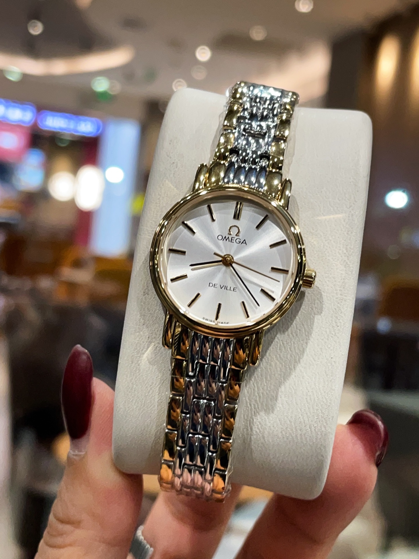 💰280，金300#中古欧米茄 vintage西洋omega简约小金豆，简直太别致了👏！小尺寸26mm低调又不失细节的美，表盘刻度也太纤细秀气了吧！复古独特，上手不撞款，蓝宝石玻璃镜面经得起岁月的磨练，走时精准，秀气文雅，当你觉得今天的首饰配不上你的穿搭的时候选他就对了，时尚百搭绝绝子！