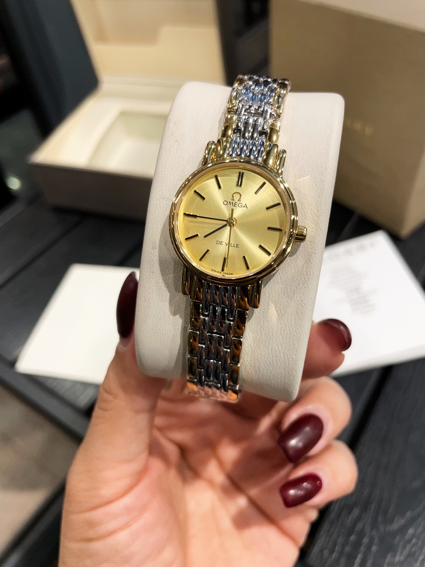 💰280，金300#中古欧米茄 vintage西洋omega简约小金豆，简直太别致了👏！小尺寸26mm低调又不失细节的美，表盘刻度也太纤细秀气了吧！复古独特，上手不撞款，蓝宝石玻璃镜面经得起岁月的磨练，走时精准，秀气文雅，当你觉得今天的首饰配不上你的穿搭的时候选他就对了，时尚百搭绝绝子！