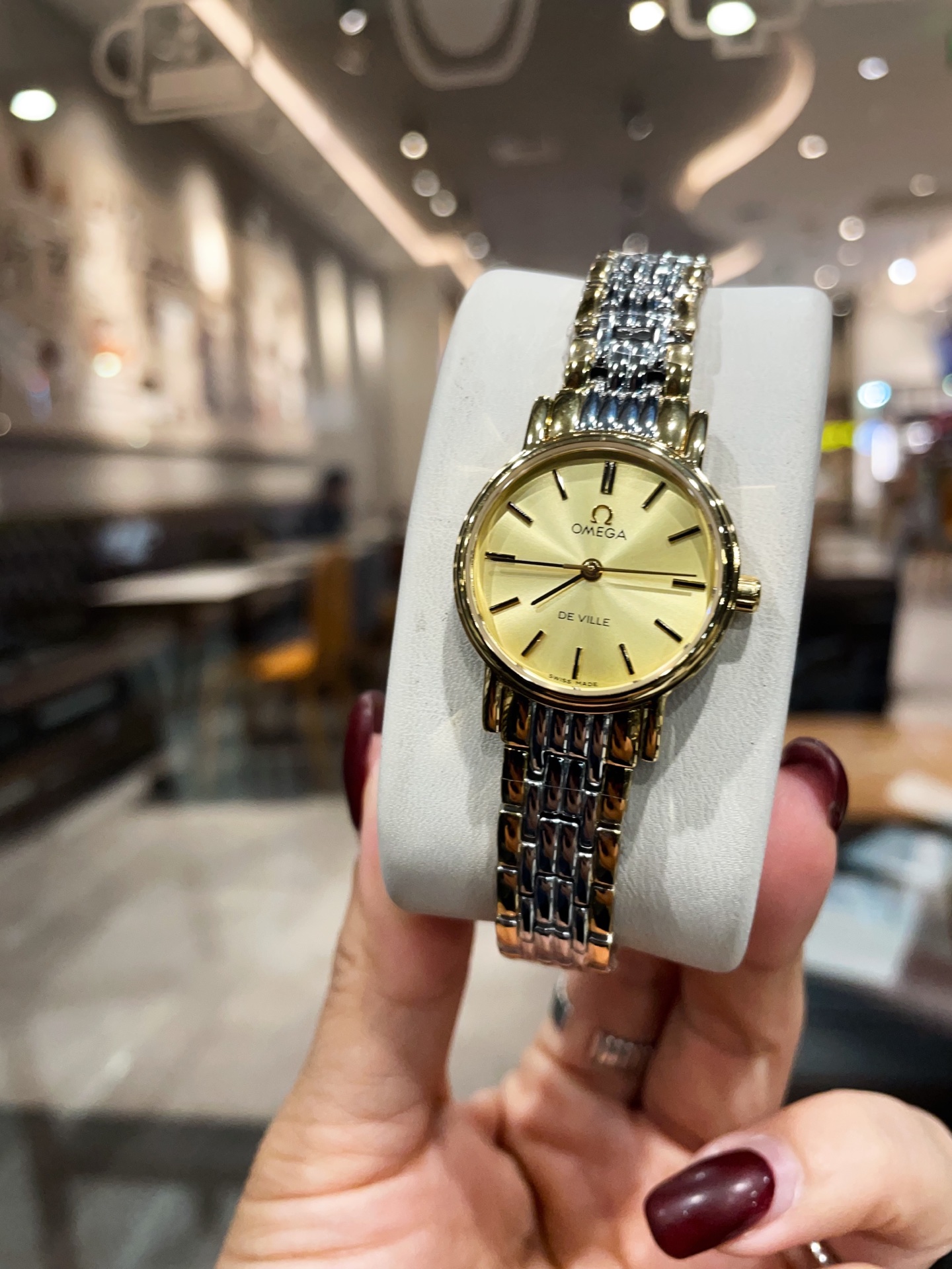 💰280，金300#中古欧米茄 vintage西洋omega简约小金豆，简直太别致了👏！小尺寸26mm低调又不失细节的美，表盘刻度也太纤细秀气了吧！复古独特，上手不撞款，蓝宝石玻璃镜面经得起岁月的磨练，走时精准，秀气文雅，当你觉得今天的首饰配不上你的穿搭的时候选他就对了，时尚百搭绝绝子！