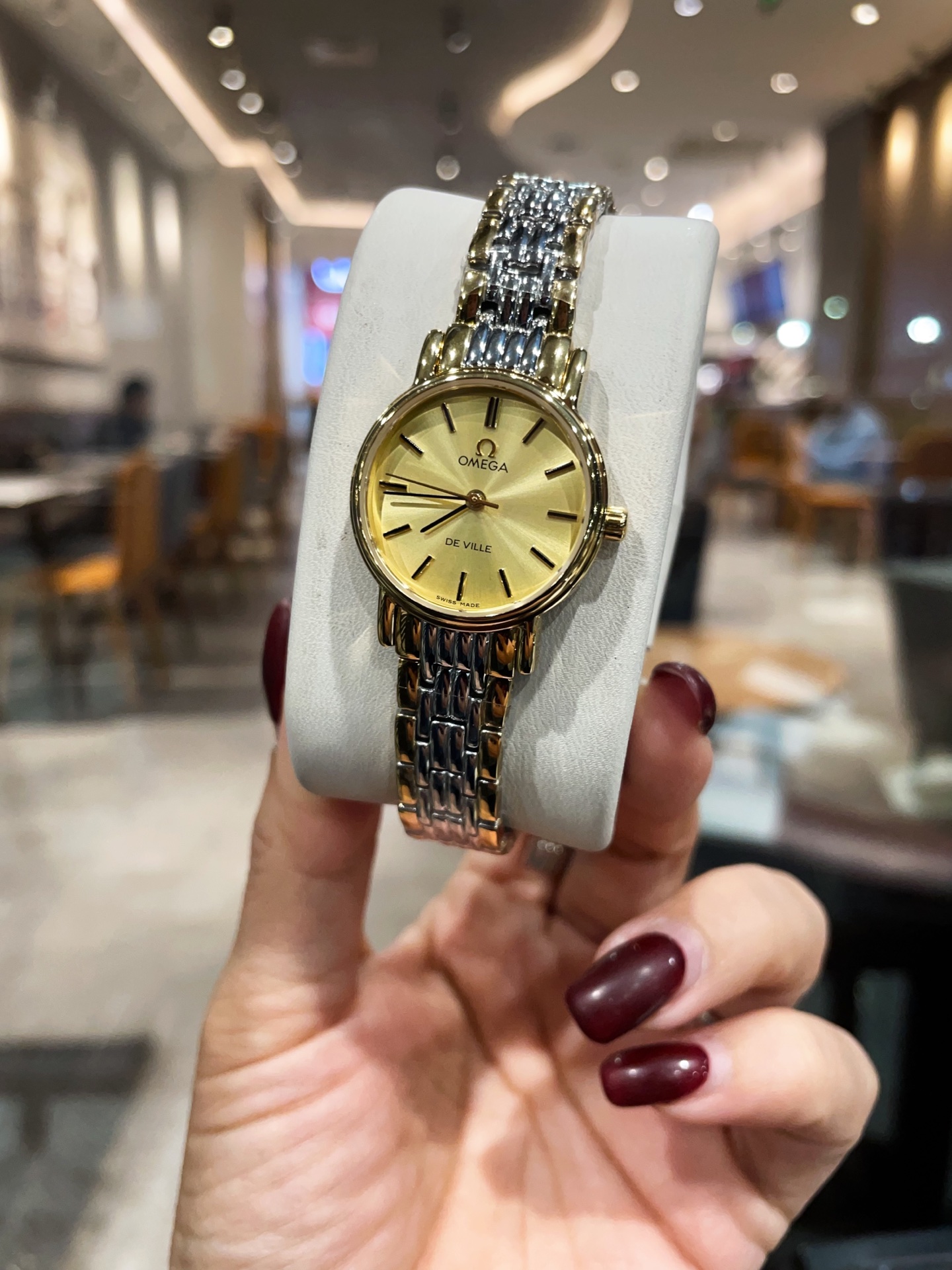 💰280，金300#中古欧米茄 vintage西洋omega简约小金豆，简直太别致了👏！小尺寸26mm低调又不失细节的美，表盘刻度也太纤细秀气了吧！复古独特，上手不撞款，蓝宝石玻璃镜面经得起岁月的磨练，走时精准，秀气文雅，当你觉得今天的首饰配不上你的穿搭的时候选他就对了，时尚百搭绝绝子！