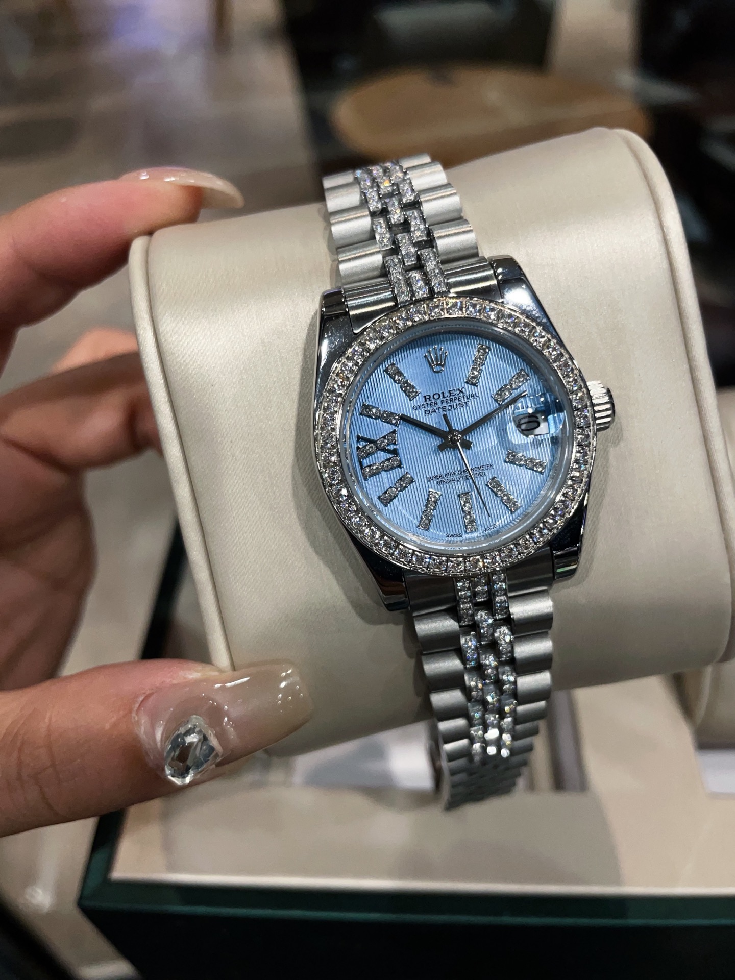 💰表带带钻360💰
劳力士 日志 系列经典女款 实芯钢带-原装压扣  进口机芯 小红书火爆推荐 设计显出独特高贵优雅女神气质！316精钢表壳搭配施华洛世奇水晶钻石，纯手工镶嵌而成，女性气质，高端大气，不显浮华的风格广受成功人士喜爱，逐渐深刻人心，并备受各界女士推重。工艺精湛，糅合尊贵、典雅和独特气质于一身 尺寸31mm🧚‍♀️🧚‍♀️🧚‍♀️