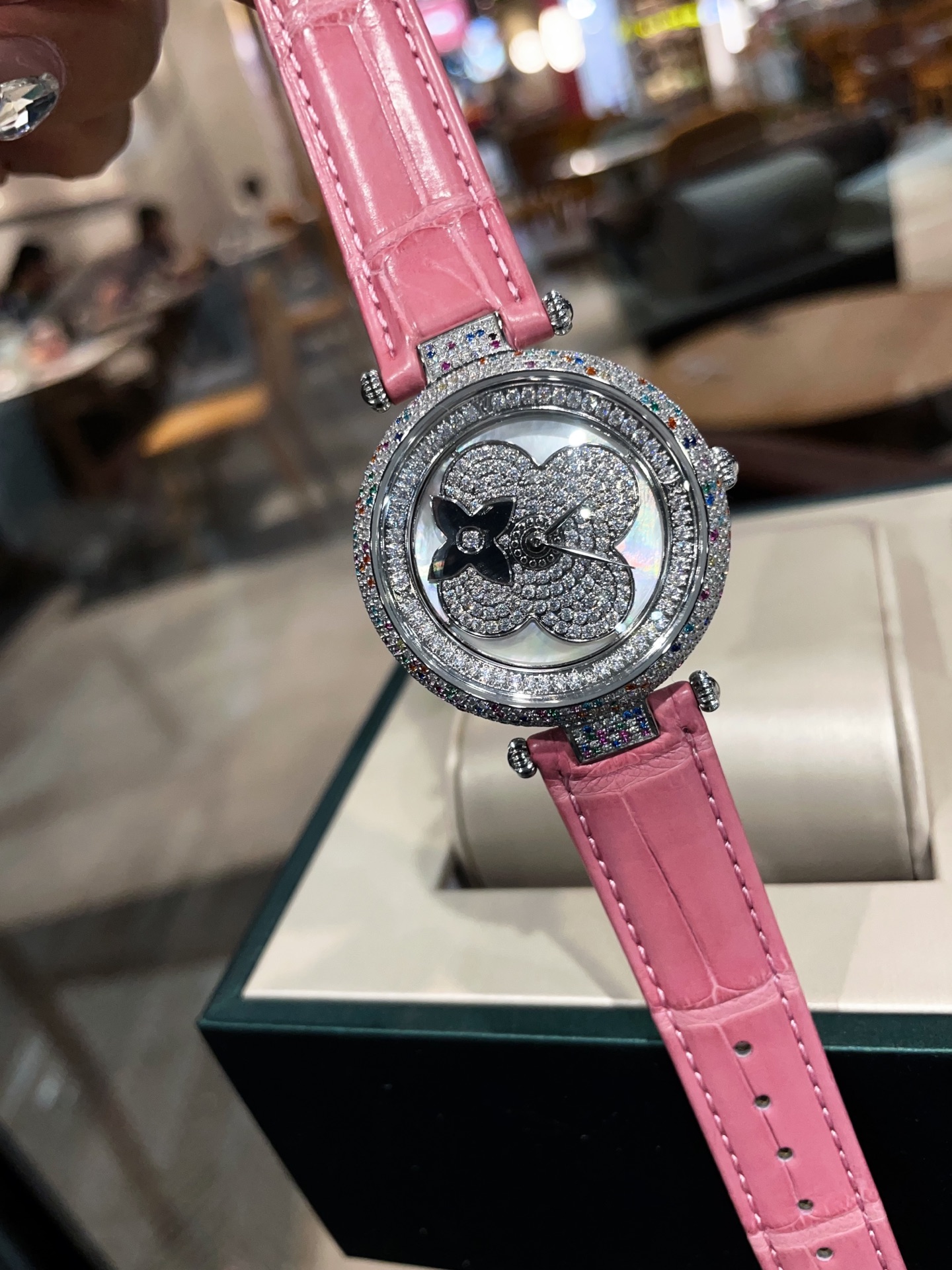 Luxury LV Diamond Watch: Pink Crocodile Skin, Swiss Movement, Waterproof, Elegant Design - 图片 4