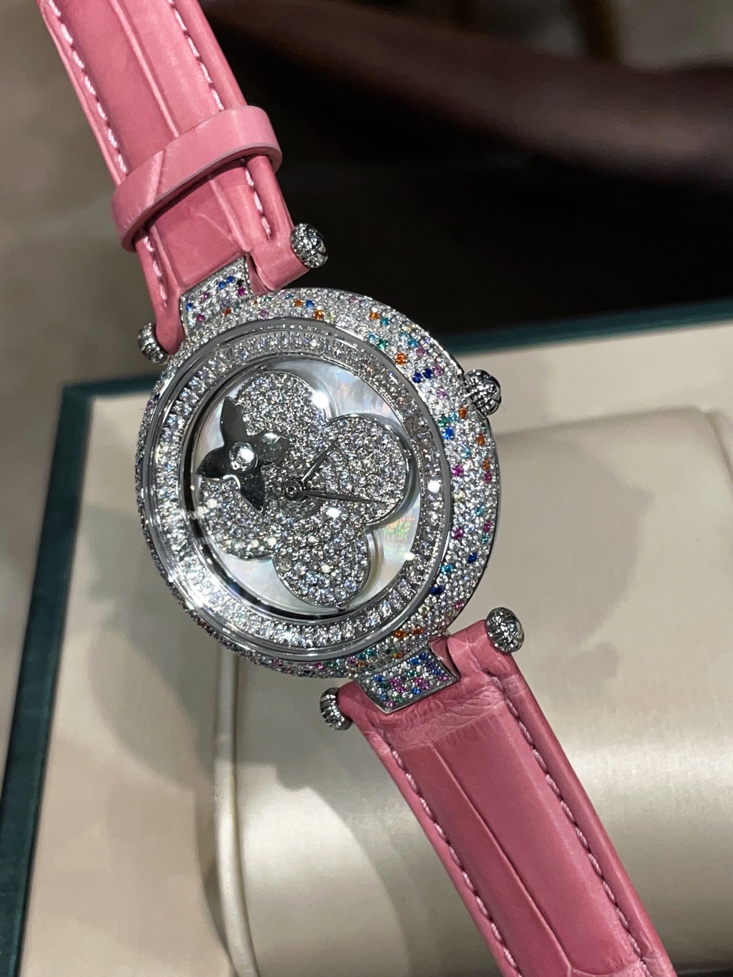 Luxury LV Diamond Watch: Pink Crocodile Skin, Swiss Movement, Waterproof, Elegant Design - 图片 6