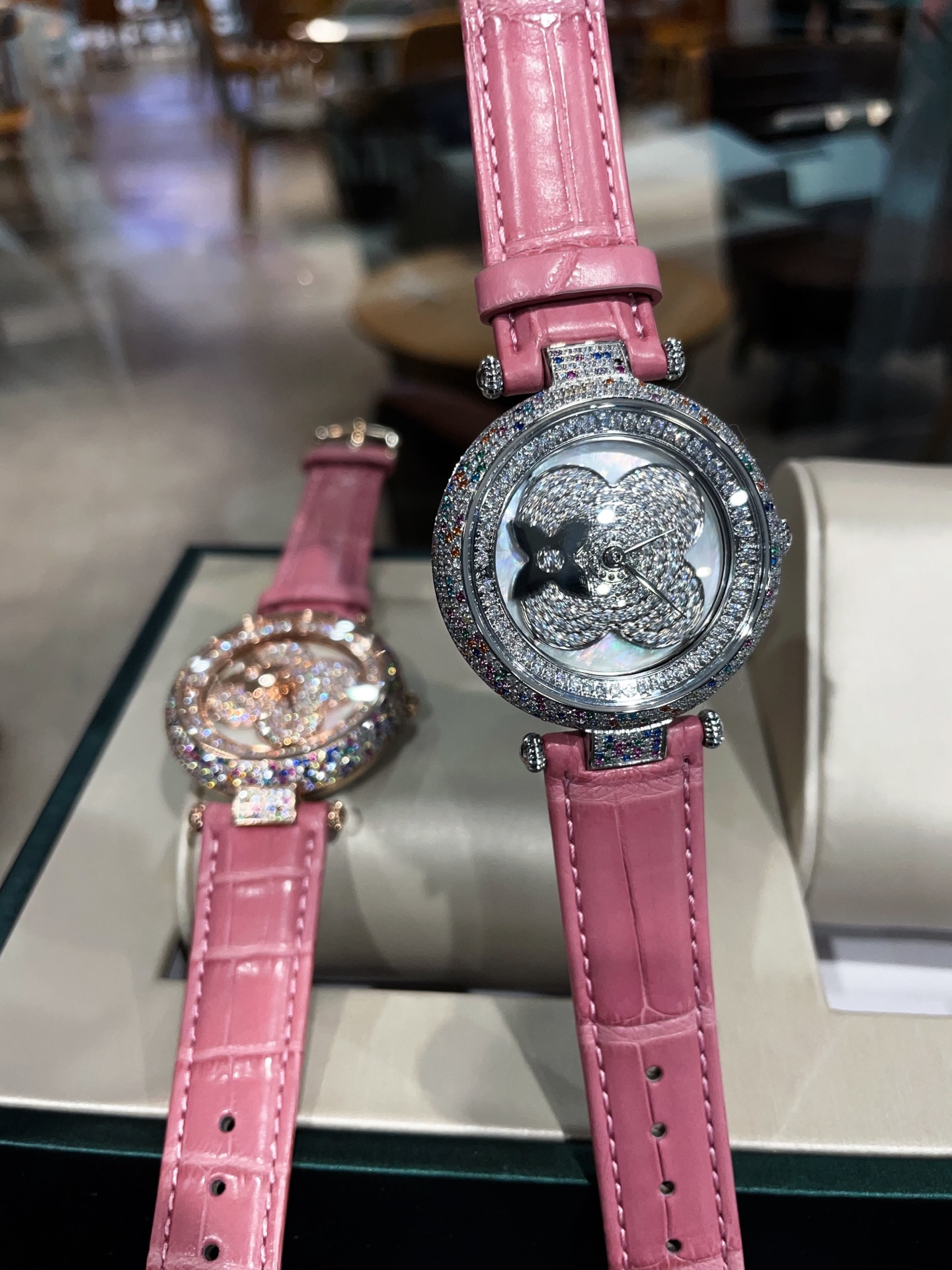 Luxury LV Diamond Watch: Pink Crocodile Skin, Swiss Movement, Waterproof, Elegant Design - 图片 5