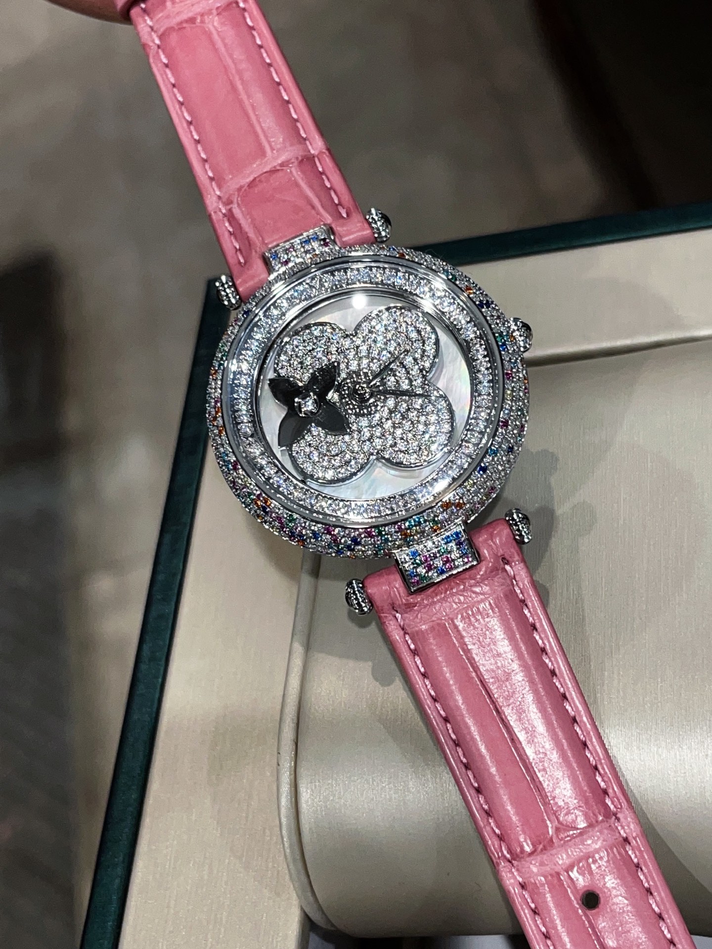 Luxury LV Diamond Watch: Pink Crocodile Skin, Swiss Movement, Waterproof, Elegant Design - 图片 3