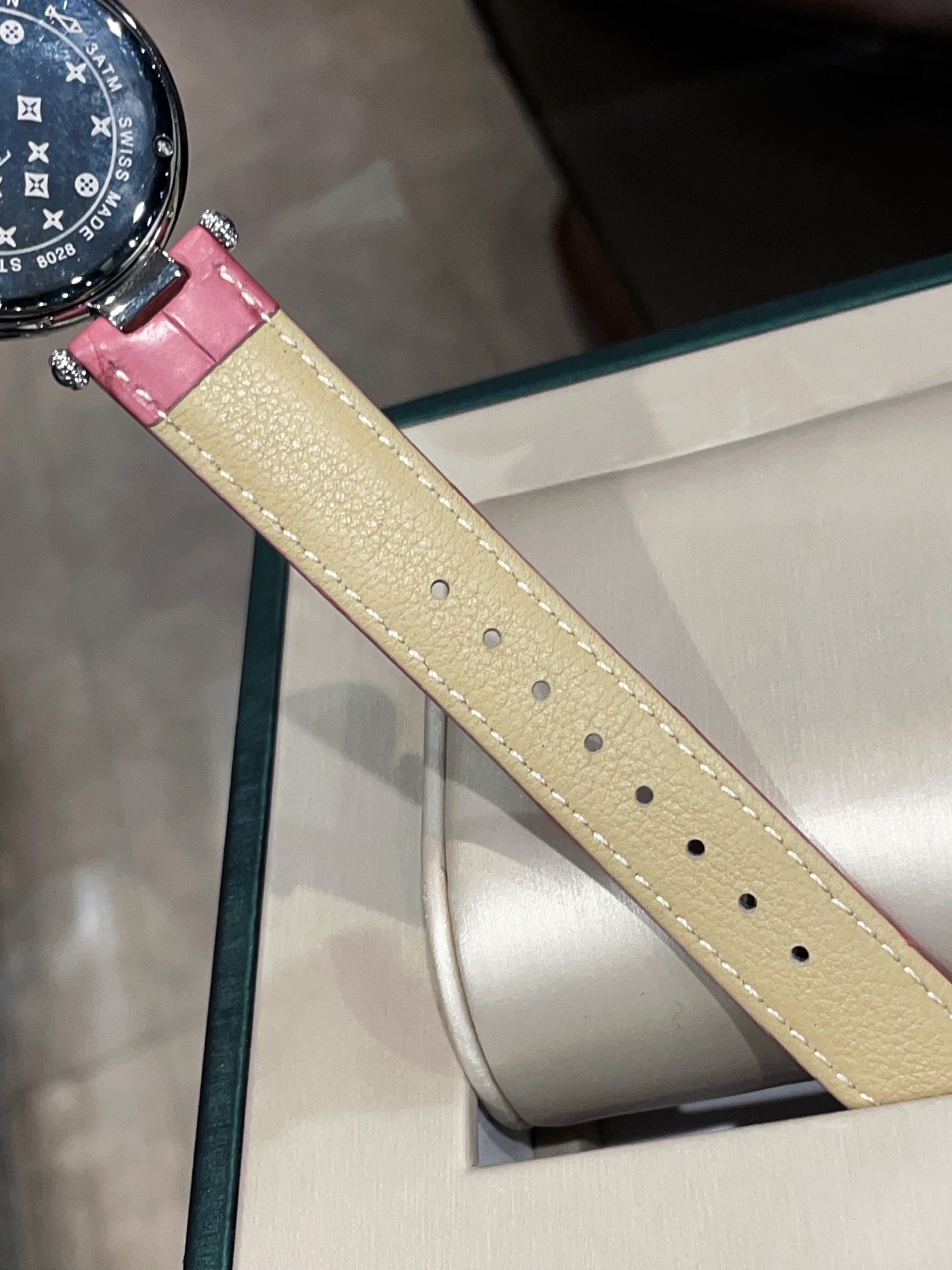 Luxury LV Diamond Watch: Pink Crocodile Skin, Swiss Movement, Waterproof, Elegant Design - 图片 8