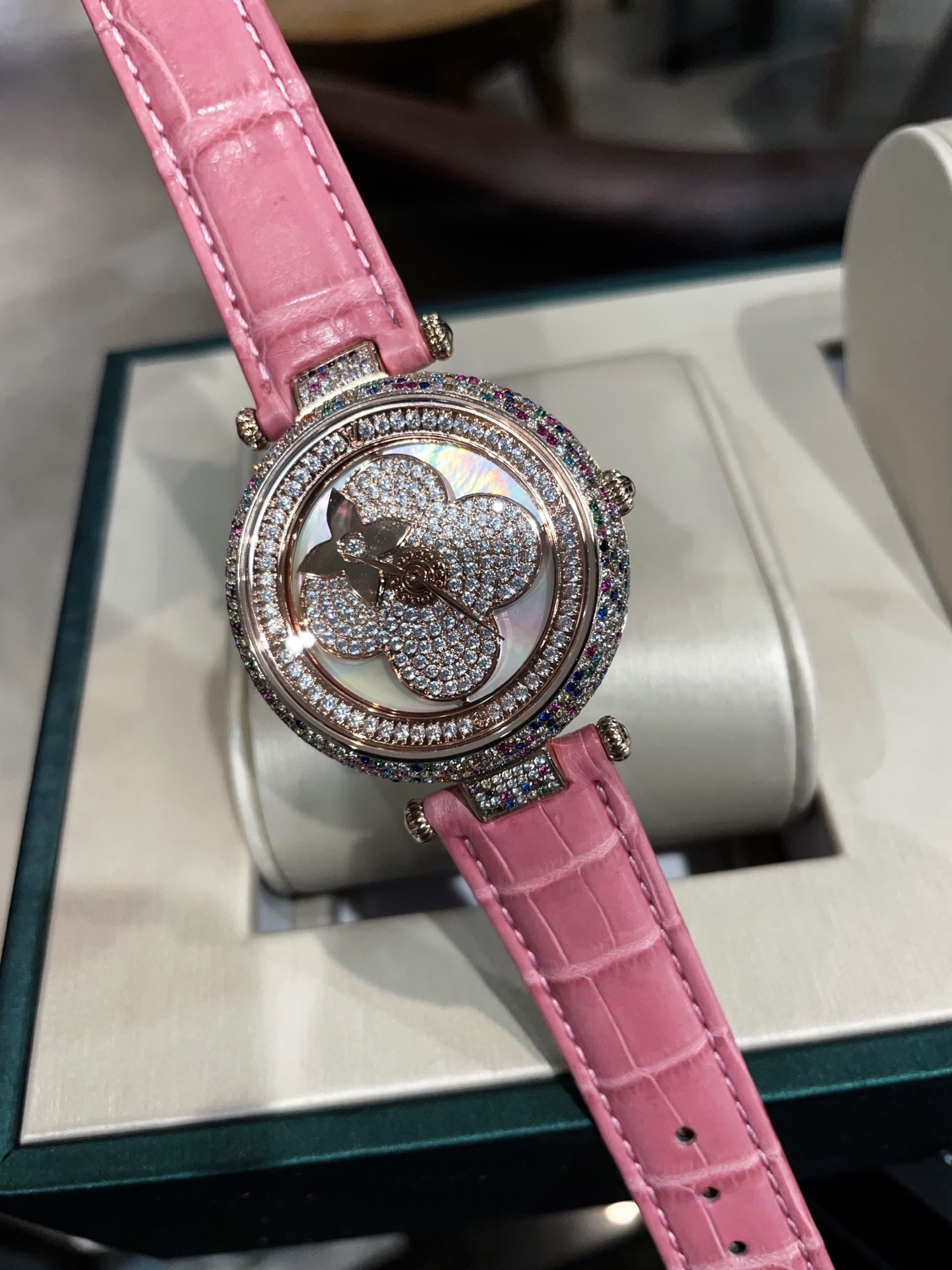 Luxury LV Diamond Watch: Pink Crocodile Skin, Swiss Movement, Waterproof, Elegant Design - 图片 2