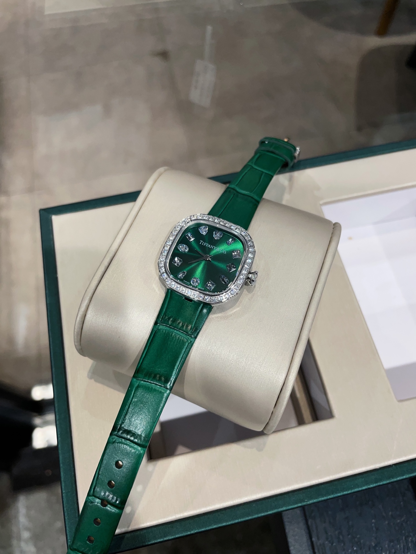 NO:394082,How could Bai Mei lose new equipment? ~~[Gift] Now, when you place an order, you will get a pair of watch straps and long gift boxes. The quantity is limited. First-order first serve! [Gift]~~ It is not only a chronograph tool, but also a symbol of fashion and taste. It uses 12 seal carving techniques and uses different cuttings at different moments to reflect the Tiffany brand's pursuit of excellence in diamonds. The crown is tribute to Tiffany's classic six-claw design, allowing the watch to reflect different beauty in many directions. The case 28mm is made of original movement and is matched with super hard sapphire mirror glass! As a world-renowned brand, Tiffany's watches are known for their exquisite craftsmanship and high-quality materials. They are both comfortable and durable to wear. Good gifts for yourself or as gifts for relatives and friends, Tiffany watches are the best choice, representing unique taste and sincere emotions. If you are also looking for a watch that is both practical and fashionable, you might as well consider Tiffany & Co.! Let us become the controller of time together and taste the beauty of life,19860909白玫怎么能少得了新装备呢？ ~~[礼物]现在下单即送一副表带和长条礼盒,数量有限,先下单先得！[礼物]~~ 它不仅是一款计时工具,更是时尚与品味的象征. 用了12种篆刻工艺,在不同的时刻用了不同的切割,体现Tiffany品牌对钻石的精益求精.表冠处致敬Tiffany经典六爪做了设计,让腕表在多方位体现不同的美感.表壳28mm 采用原装机芯,搭配超硬度的蓝宝石镜面玻璃！作为世界知名品牌,Tiffany的腕表以精湛的工艺和高品质的材料著称,佩戴起来既舒适又耐用 送礼佳品无论是送给自己还是作为礼物送给亲朋好友,Tiffany腕表都是不二之选,代表着独特的品味和真挚的情感. 如果你也在寻找一款既实用又时尚的腕表,不妨考虑一下Tiffany＆Co.吧！让我们一起成为时间的掌控者,品味生活的美好,,Watch