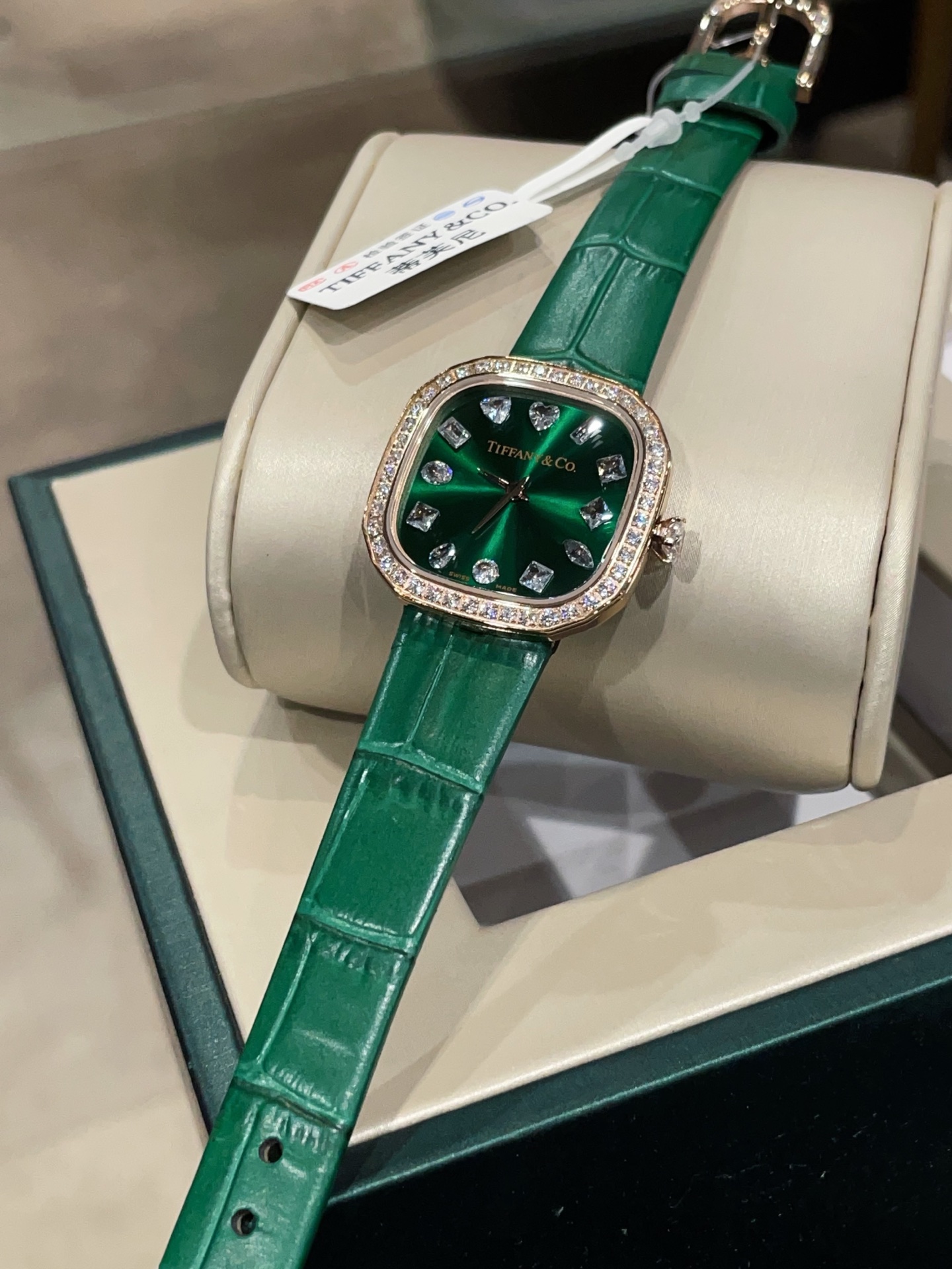 NO:394079,How could Mei lose new equipment? ~~[Gift] Now, when you place an order, you will get a pair of watch straps and long gift boxes. The quantity is limited. First-order first serve! [Gift]~~ It is not only a chronograph tool, but also a symbol of fashion and taste. It uses 12 seal carving techniques and uses different cuttings at different moments to reflect the Tiffany brand's pursuit of excellence in diamonds. The crown is tribute to Tiffany's classic six-claw design, allowing the watch to reflect different beauty in many directions. The case 28mm is made of original movement and is matched with super hard sapphire mirror glass! As a world-renowned brand, Tiffany's watches are known for their exquisite craftsmanship and high-quality materials. They are both comfortable and durable to wear. Good gifts for yourself or as gifts for relatives and friends, Tiffany watches are the best choice, representing unique taste and sincere emotions. If you are also looking for a watch that is both practical and fashionable, you might as well consider Tiffany & Co.! Let us become the controller of time together and taste the beauty of life,19860909玫怎么能少得了新装备呢？ ~~[礼物]现在下单即送一副表带和长条礼盒,数量有限,先下单先得！[礼物]~~ 它不仅是一款计时工具,更是时尚与品味的象征. 用了12种篆刻工艺,在不同的时刻用了不同的切割,体现Tiffany品牌对钻石的精益求精.表冠处致敬Tiffany经典六爪做了设计,让腕表在多方位体现不同的美感.表壳28mm 采用原装机芯,搭配超硬度的蓝宝石镜面玻璃！作为世界知名品牌,Tiffany的腕表以精湛的工艺和高品质的材料著称,佩戴起来既舒适又耐用 送礼佳品无论是送给自己还是作为礼物送给亲朋好友,Tiffany腕表都是不二之选,代表着独特的品味和真挚的情感. 如果你也在寻找一款既实用又时尚的腕表,不妨考虑一下Tiffany＆Co.吧！让我们一起成为时间的掌控者,品味生活的美好,,Watch