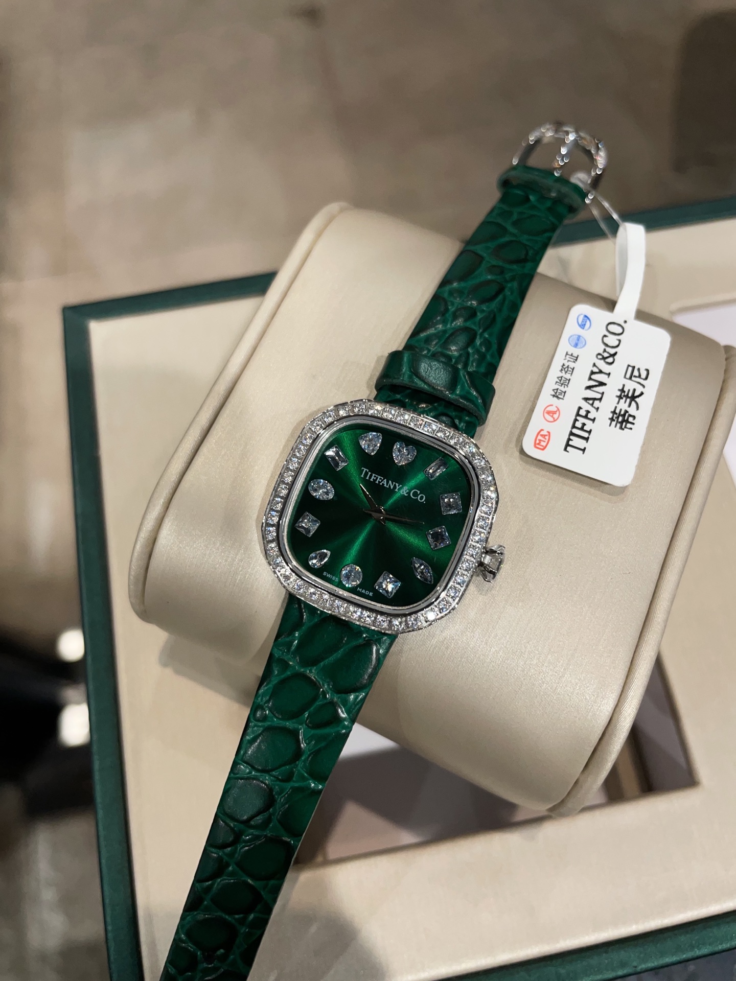 NO:158424,How can we miss new equipment? ~~[Gift] Now, when you place an order, you will get a pair of watch straps and long gift boxes. The quantity is limited. First-order first serve! [Gift]~~ It is not only a timer tool, but also a symbol of fashion and taste. It uses 12 seal carving techniques and uses different cuttings at different moments to reflect the Tiffany brand's pursuit of excellence in diamonds. The crown is tribute to Tiffany's classic six-claw design, allowing the watch to reflect different beauty in many directions. The case 28mm is made of original movement and is matched with super hard sapphire mirror glass! As a world-renowned brand, Tiffany's watches are known for their exquisite craftsmanship and high-quality materials. They are both comfortable and durable to wear. Good gifts for yourself or as gifts for relatives and friends, Tiffany watches are the best choice, representing unique taste and sincere emotions. If you are also looking for a watch that is both practical and fashionable, you might as well consider Tiffany & Co.! Let us become the controller of time together and taste the beauty of life,19860909怎么能少得了新装备呢？ ~~[礼物]现在下单即送一副表带和长条礼盒,数量有限,先下单先得！[礼物]~~ 它不仅是一款计时工具,更是时尚与品味的象征. 用了12种篆刻工艺,在不同的时刻用了不同的切割,体现Tiffany品牌对钻石的精益求精.表冠处致敬Tiffany经典六爪做了设计,让腕表在多方位体现不同的美感.表壳28mm 采用原装机芯,搭配超硬度的蓝宝石镜面玻璃！作为世界知名品牌,Tiffany的腕表以精湛的工艺和高品质的材料著称,佩戴起来既舒适又耐用 送礼佳品无论是送给自己还是作为礼物送给亲朋好友,Tiffany腕表都是不二之选,代表着独特的品味和真挚的情感. 如果你也在寻找一款既实用又时尚的腕表,不妨考虑一下Tiffany＆Co.吧！让我们一起成为时间的掌控者,品味生活的美好,,Watch