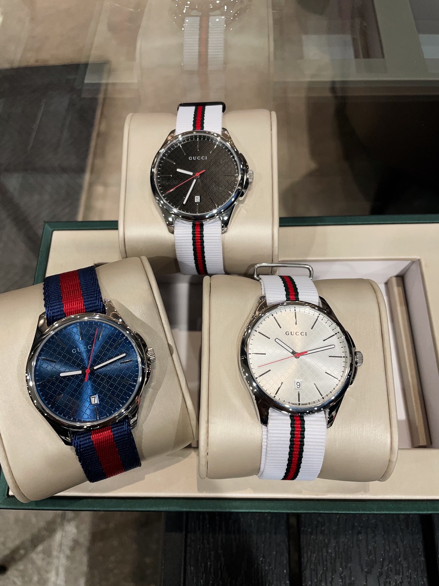 NO:394084,Cloth belt, steel belt, Gucci New style, new style simple but not simple [Fireworks] - GUCCl Trendy neutral quartz watch Simple and noble Imported quartz-3-pin movement Ultra-thin steel case Imported calfskin There are four colors to choose from. Coffee Black Blue Gray Strap/40mm,,gucci,gucci,cowhide19860909布带 钢带 古驰 新款新款简约而不简单[烟花]－GUCCl 新潮中性石英腕表 简约而高贵 进口石英-3针机芯 超薄精钢表壳 进口小牛皮 有四个颜色可选择.咖啡 黑色 蓝色 灰色 表带/40mm,,gucci,gucci,cowhide,Watch