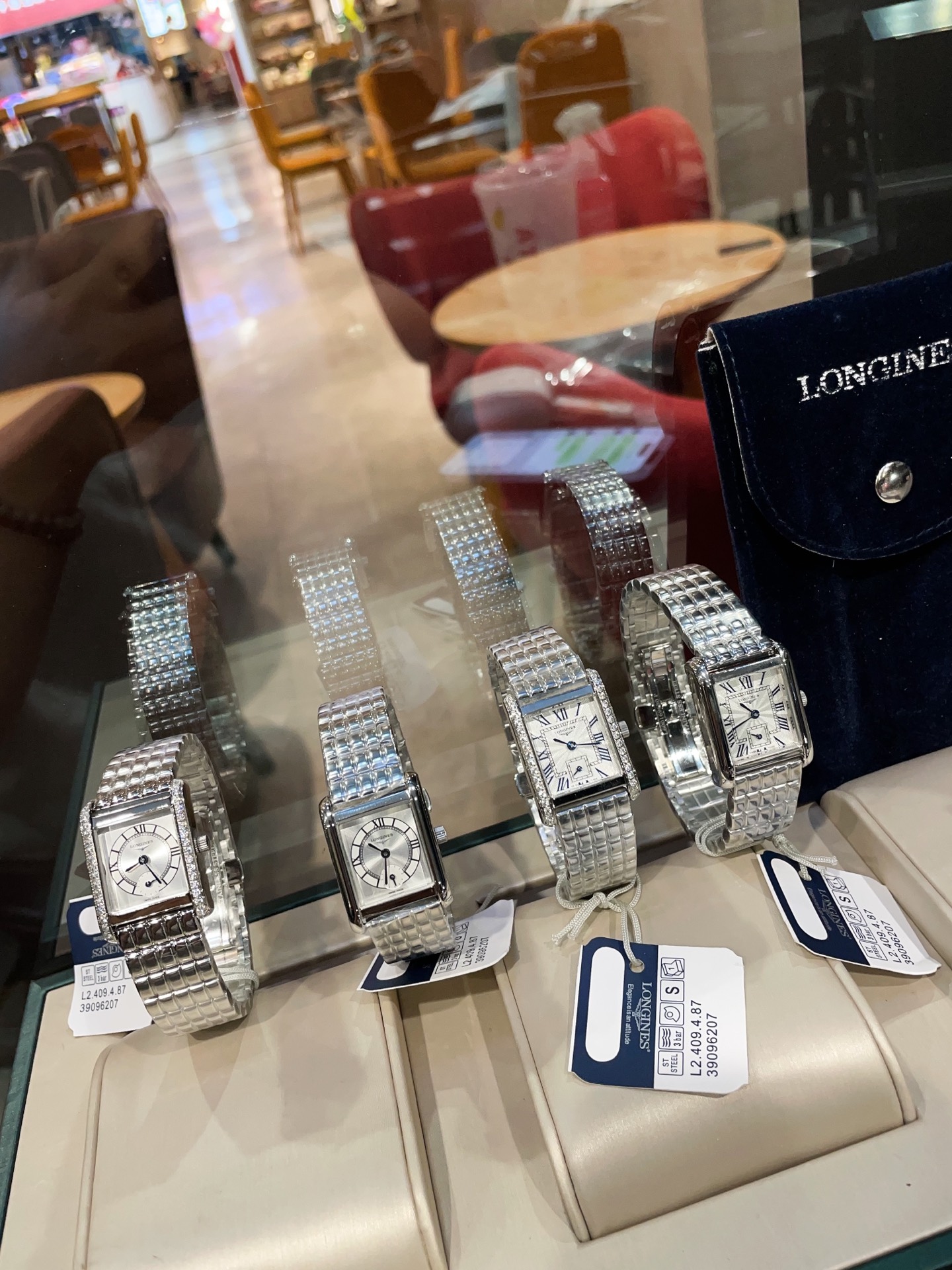 NO:391625,#Fleece bag Loved love Mini Daizhuo small square Arrival Small case Small exquisite case Pure soft lines This must be an indispensable MINI new favorite in your jewelry watch cabinet (size 21.529),19860909#配绒布袋 爱了爱了 迷你 戴卓小方格 到货啦 小巧而精致的表壳 纯粹柔和的线条 这一定是你首饰手表柜中不可或缺的一枚MINI新宠 (尺寸 21.529),,Watch