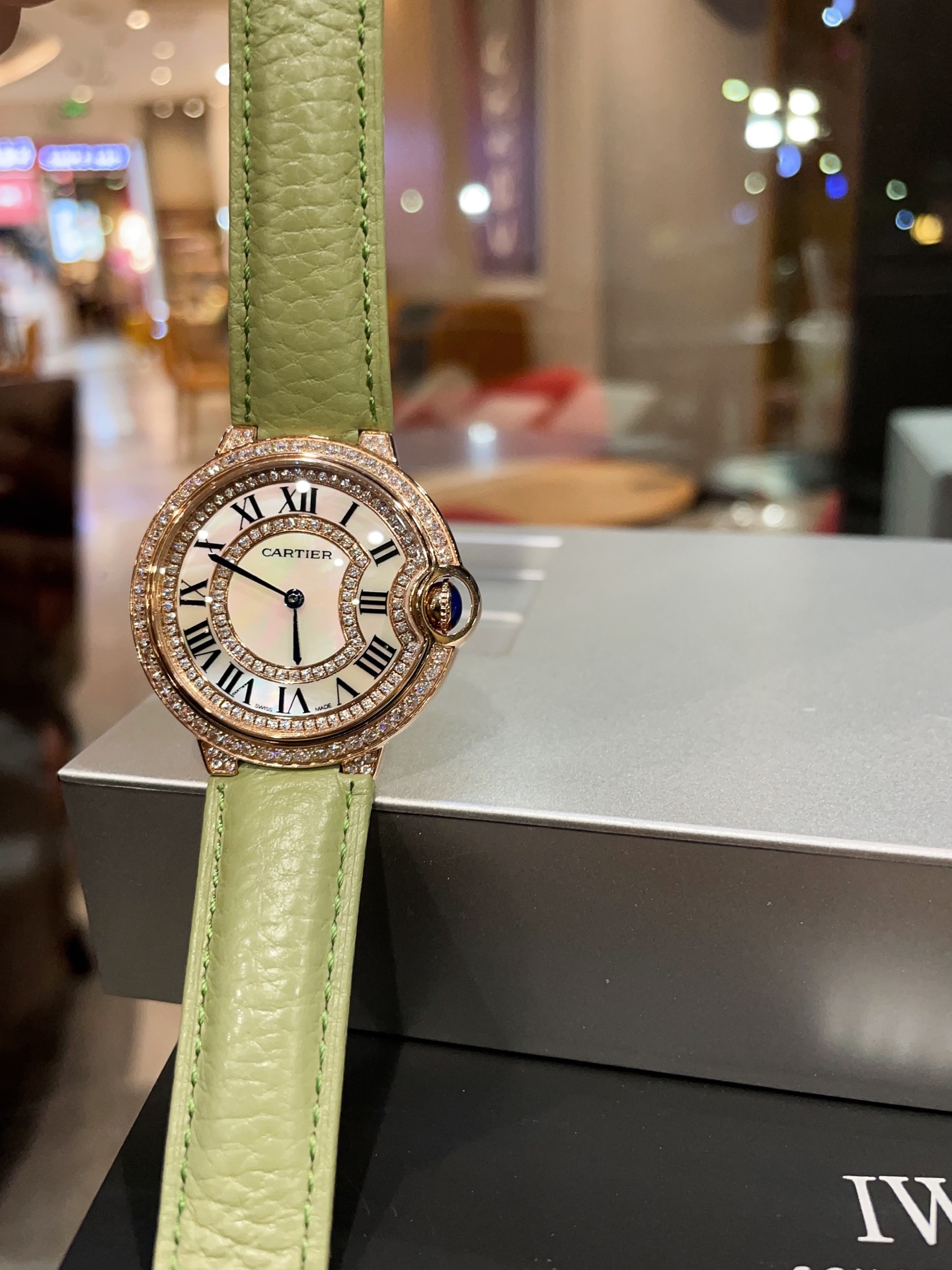 NO:393639,Belt, Steel belt, Cartier/36mm Rui machine, Fisheye glass, Frosted buckle, Crafted work Cartier blue balloon, exquisite 33mm quartz watch, traditional three-pin design, starry sky running, time flowing, special craftsmanship inlaid, personality, perfect, matched with fisheye glass, original Swiss quartz movement, accurate time travel, imported high-gloss cowhide belt, original folding buckle, accurate high-quality full-set packaging for wearing warranty card tags.,, cartier, cowhide19860909皮带 钢带 卡地亚/36mm 瑞机 鱼眼玻璃 磨砂扣 匠心之作卡地亚蓝气球,精致33mm石英腕表,传统三针设计 星空运转 时间流淌 特殊工艺镶钻,个性 完美 搭配鱼眼玻璃运用瑞士原装瑞士石英机芯 走时精准 进口高光牛皮带 原装折叠扣 认准高品质全套包装出佩戴保修卡吊牌.,,cartier,cowhide,Watch