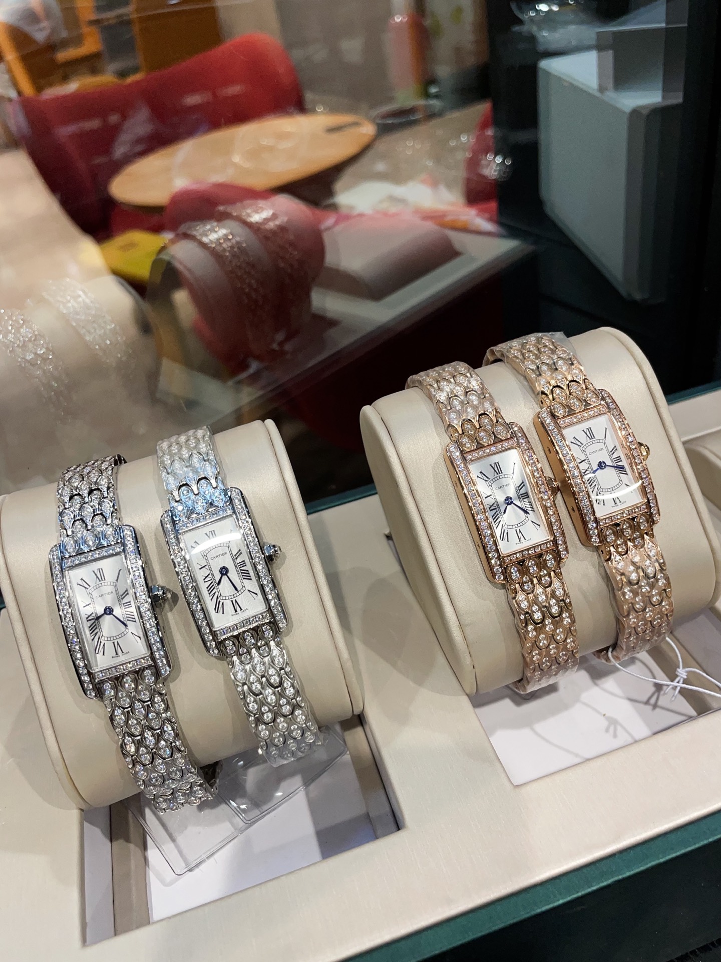 NO:393645,Fully diamond platinum Tank Américaine watch (Cartier American Tank Series) small and medium-sized model, imported quartz movement. 316L stainless steel case, tempered crystal mirror, sword-shaped blue steel pointer, fish scale steel belt, three-section steel belt 316L stainless steel bracelet (consistent with the original design) Case size small width 19mm long 35mm, cartier19860909满钻白金 TankAméricaine腕表（卡地亚美国坦克系列）小中号表款,进口石英机芯.316L精钢表壳,钢化水晶镜面,剑形蓝钢指针,鱼鳞钢带 三节钢带 316L精钢表链（与原版设计吻合一致） 表壳尺寸小号 宽19mm 长35mm,,cartier,Watch