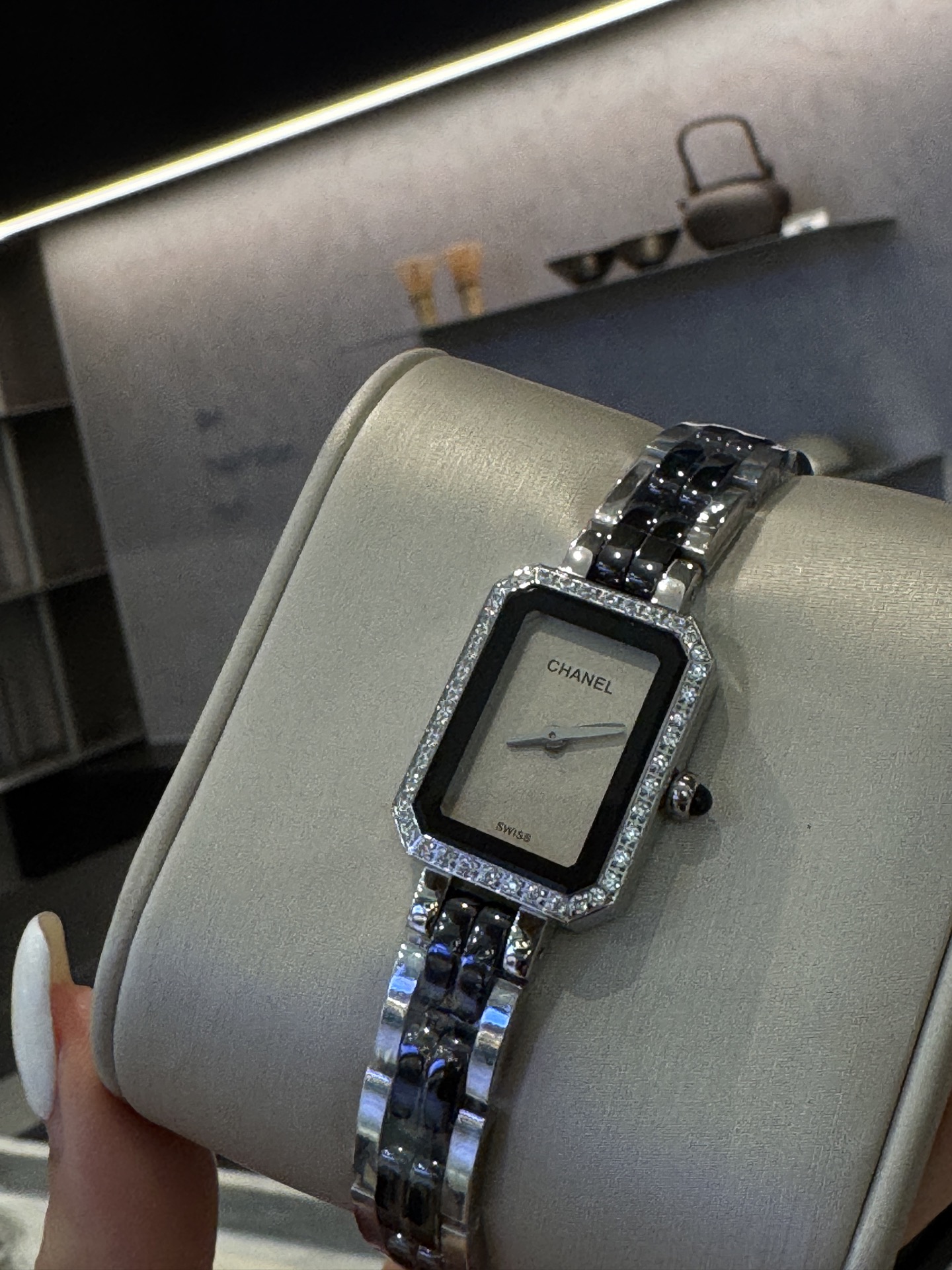 NO:393637,Aperture, diamond ring, smart ceramics - exclusively present the latest style of small fragrance, a simple but extremely classic and beautiful watch Chanel Chanel sugar cube PREMIRE ROCK watch, the existence of the medieval ceiling. The octagonal dial design of the PREMIRE watch is inspired by the N°5 perfume bottle cap shape and the iconic outline of the Plaza de Fonden in Paris. In the 30 years since its inception, it has long become a classic in the field of high-end watchmaking. This timeless and perfect design model architecture echoes the soft and charming characteristics of the watch. Wearing it on the wrist, witnessing the change of day and night and the flow of time. Dimensions 21mmX26mm, chanel, chanel19860909光圈 钻圈 灵动陶瓷—独家呈现最新款小香,一枚简单却极其经典好看的腕表chanel香奈儿方糖 PREMIRE ROCK腕表,中古款天花板的存在. PREMIRE腕表其八角形表盘设计,灵感源自N°5香水瓶盖造型和巴黎芳登广场的标志性轮廓,问世30年来,早已成为高级制表领域中的经典之作这一隽永恒久、堪称完美设计典范的建筑与腕表柔美妩媚的特质相互呼应.佩于腕间,见证昼夜更迭,时光流转.尺寸21mmX26mm,,chanel,chanel,Watch