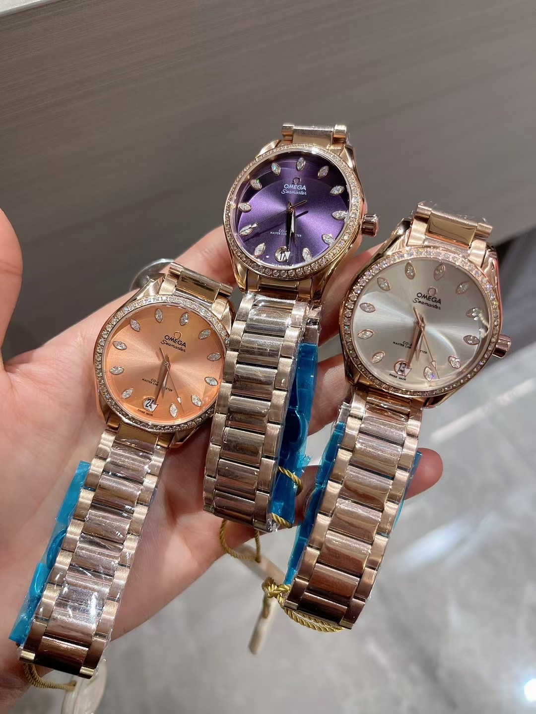 NO:394101,Platinum Omega Seahorse-Fritillar Dish. It exudes a unique temperament from the inside out. The 34mm diameter round case, paired with a charming Fritillar dial, highlights the elegance and calmness of women. The Tahitian Mother of Pearl Dial is glossy and charming. Under the light, it is wonderful and profound in the starry sky and the ocean. Quartz is made of all steel, omega19860909白金 欧米茄海马-贝母盘.从内而外散发着一种独特的气质,34mm直径的圆形表壳,搭配迷人贝母表盘,彰显出女性的优雅与从容,大溪地珍珠贝母表盘光泽动人,在光线的照射下,美妙绝伦呃呃星空与海洋的深邃志美.石英全钢材质,,omega,Watch