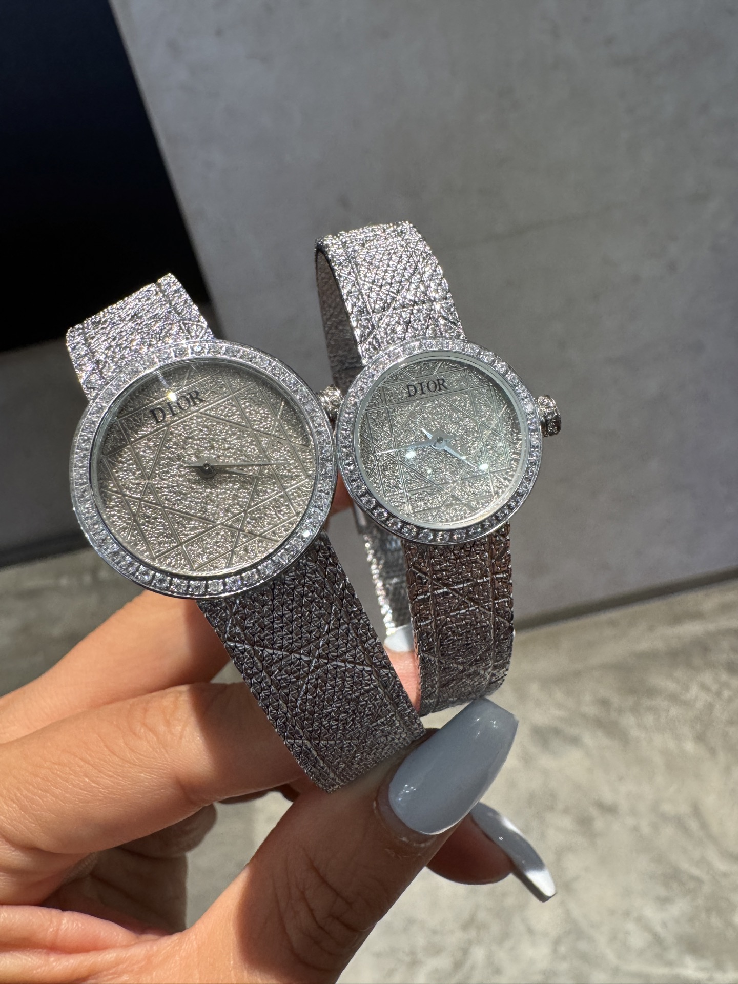 NO:394090,Dior LA D MY DIOR CD04111X1248/CD04115X1251 series watches. The beautiful curve design, paired with two neat hands, has become one of Dior's iconic works with its minimalist style. It brings the classic rattan pattern to tell the brand story. 'It is as soft as silk satin, telling the flow of time.'  On the ribbon-like bracelet, hand-carved geometric lines intertwined, classic rattan plaid patterns are weaved on the ribbon-like bracelet, and extended to the dial, cleverly creating various patterns and relief effects; the case is inlaid with diamonds, or exquisitely interpreting the silk satin texture, showing the craftsmanship and creativity of the watchmaker. The wrist is elegantly embellished with concise design, and classic new translations are conveyed, conveying the modern beauty of tradition and innovation, and showing the outstanding achievements of the brand watchmaker.,,dior,dior,dior19860909迪奥LA D MY DIOR CD04111X1248/CD04115X1251系列腕表.优美的弧线设计,搭配两枚利落指针、便以其极简之风,成为迪奥的标志性作品之一.携经典藤格纹图案,将品牌故事娓娓道来.“如丝缎般柔软,细诉时间流转.” 如缎带般的表链之上,手工雕刻的几何线条互相交错,织经典藤格纹图案,铺陈于全新腕表如缎带般的表链之上,亦延伸至表盘之中,巧妙营造各异图案与浮雕效果；表壳镶嵌钻石,或精巧演绎丝缎纹理,展现制表大师的匠心与创意.以凝练设计优雅点缀腕间,携经典新译之作,传递融蕴传统与创新的摩登之美,展现品牌制表工匠大师的卓越成就.,,dior,dior,Watch