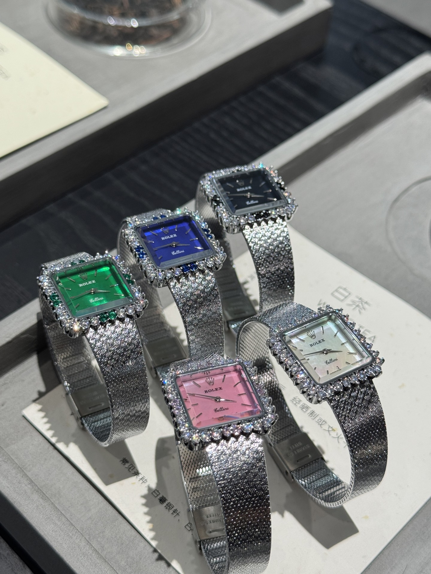 批💰300 Rolex vintage 时光沉淀的美💫绽放在70年代的太阳花，宝藏古董劳力士太惊艳，普通腕表随潮流褪色，劳力士随岁月增值，早期的设计，今日仍是巅峰。劳力士从未过时，只因真正的传奇无需迭代。尽显奢华与尊贵，让人眼前一亮。27✖️33mm