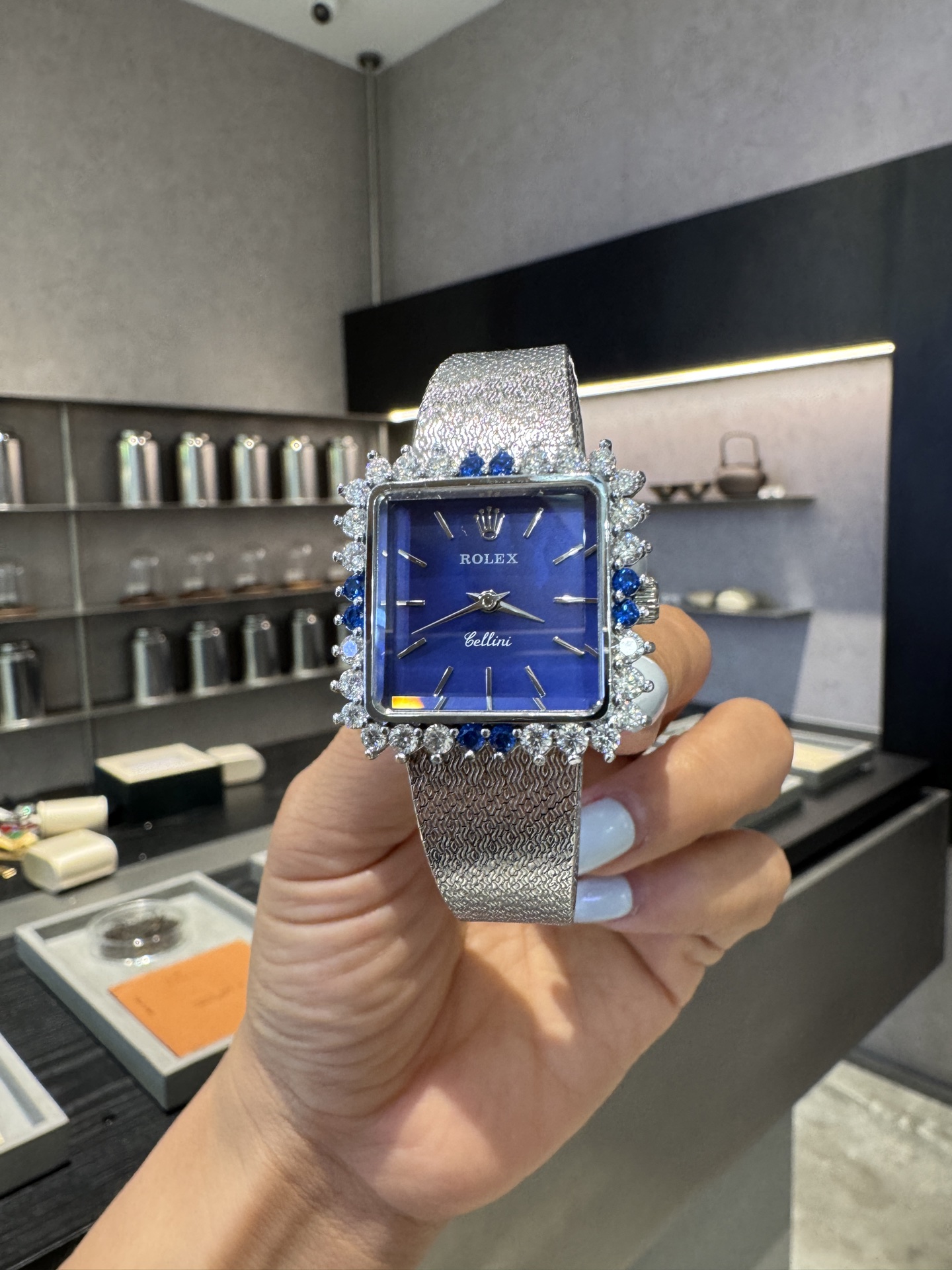 批💰300 Rolex vintage 时光沉淀的美💫绽放在70年代的太阳花，宝藏古董劳力士太惊艳，普通腕表随潮流褪色，劳力士随岁月增值，早期的设计，今日仍是巅峰。劳力士从未过时，只因真正的传奇无需迭代。尽显奢华与尊贵，让人眼前一亮。27✖️33mm